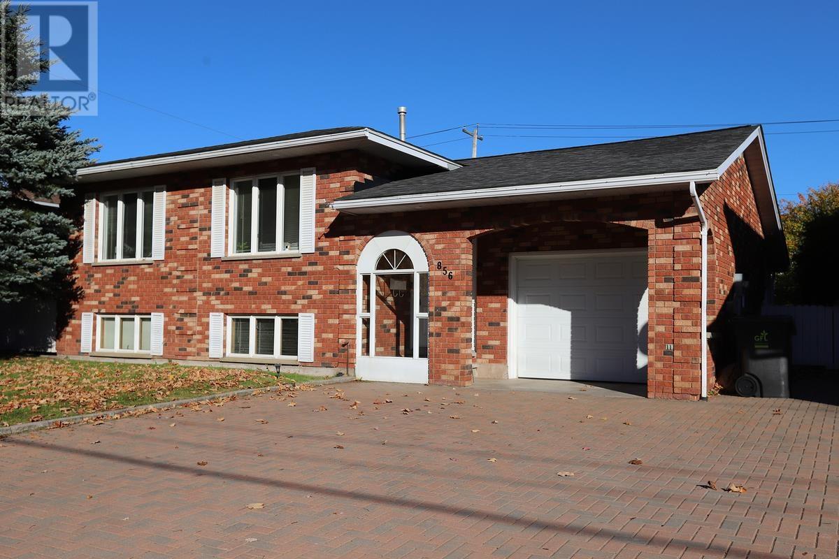 856 Pine St, Sault Ste. Marie, Ontario  P6B 3G3 - Photo 2 - SM253034