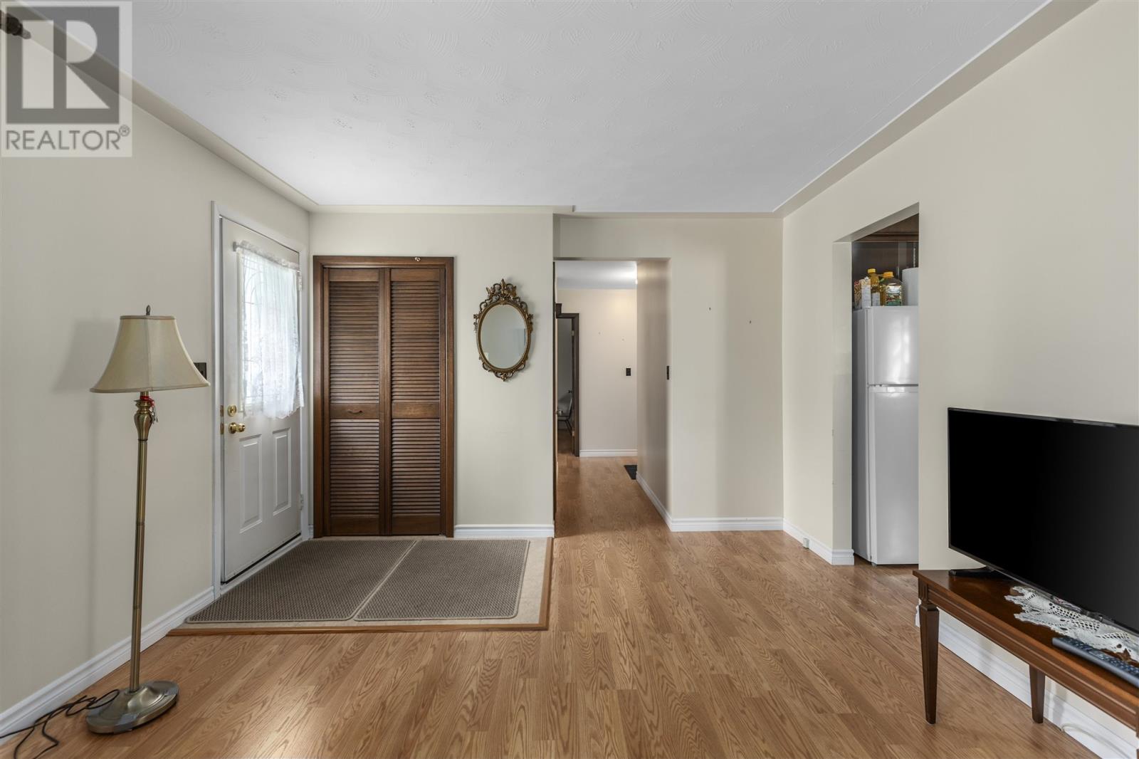 24 Plaintree Dr, Sault Ste. Marie, Ontario  P6B 5H1 - Photo 2 - SM253101