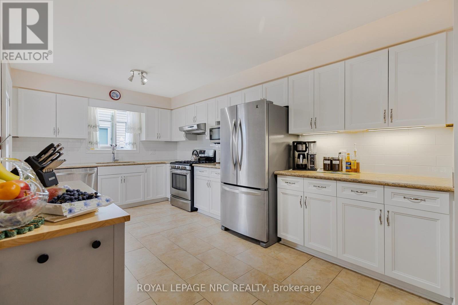 46 Foxhill Crescent, St. Catharines, Ontario  L2S 3V1 - Photo 10 - X12368424