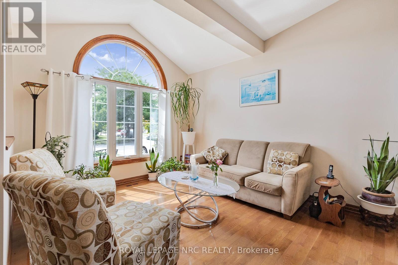 46 Foxhill Crescent, St. Catharines, Ontario  L2S 3V1 - Photo 6 - X12368424