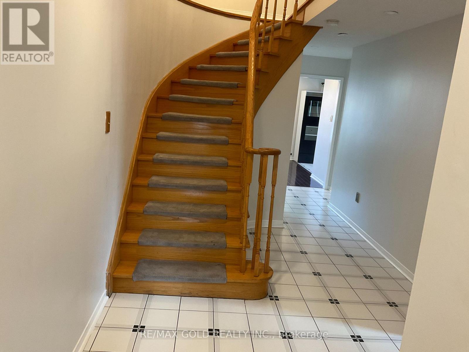 16 Woodsend Run Road, Brampton, Ontario  L6Y 4G8 - Photo 5 - W12496020