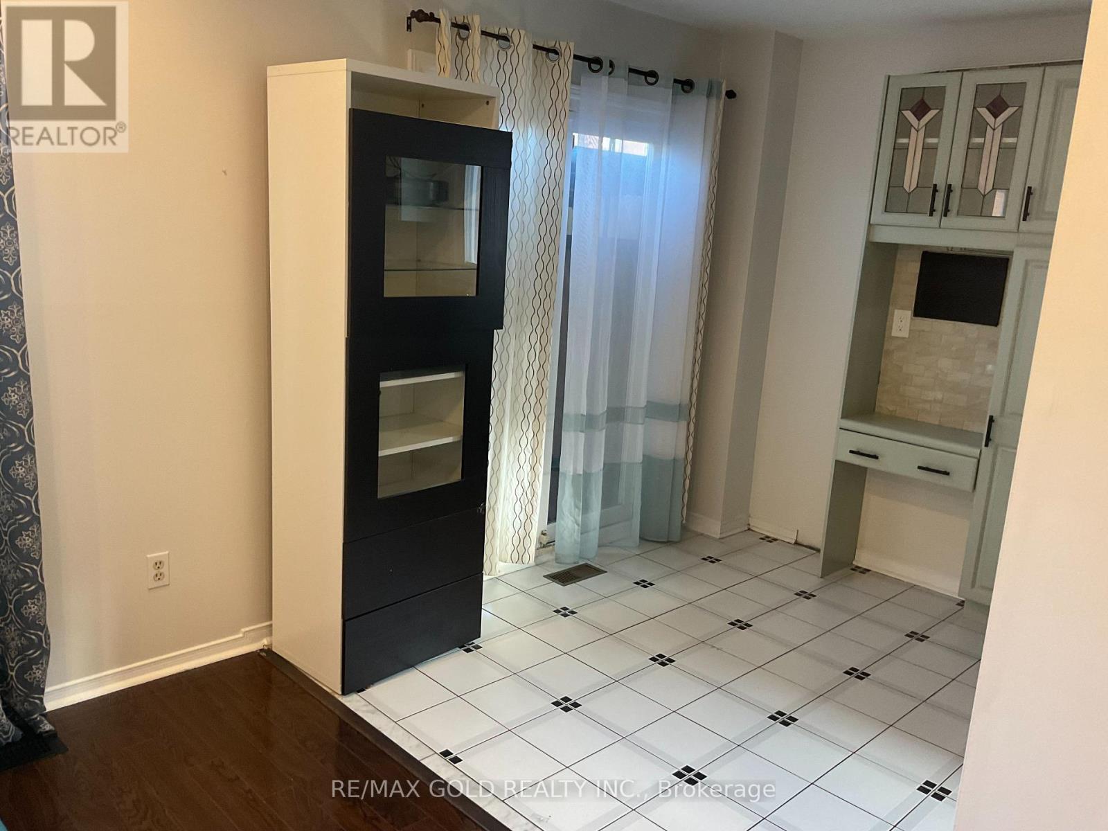 16 Woodsend Run Road, Brampton, Ontario  L6Y 4G8 - Photo 7 - W12496020