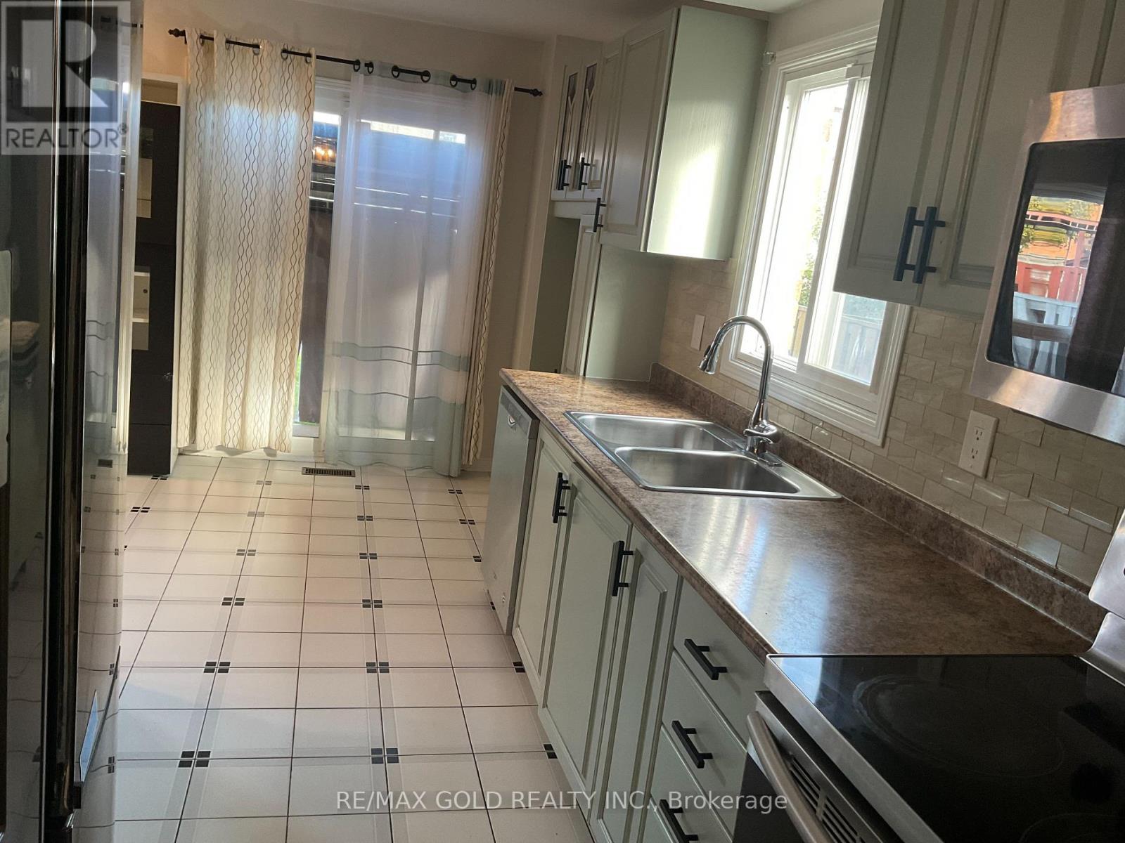 16 Woodsend Run Road, Brampton, Ontario  L6Y 4G8 - Photo 8 - W12496020