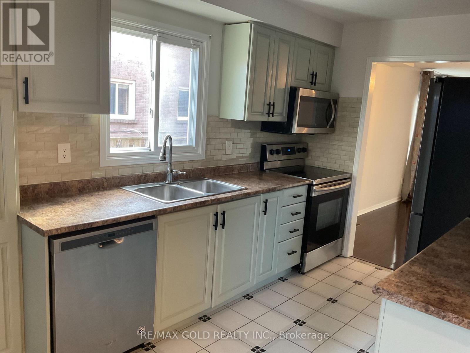 16 Woodsend Run Road, Brampton, Ontario  L6Y 4G8 - Photo 9 - W12496020