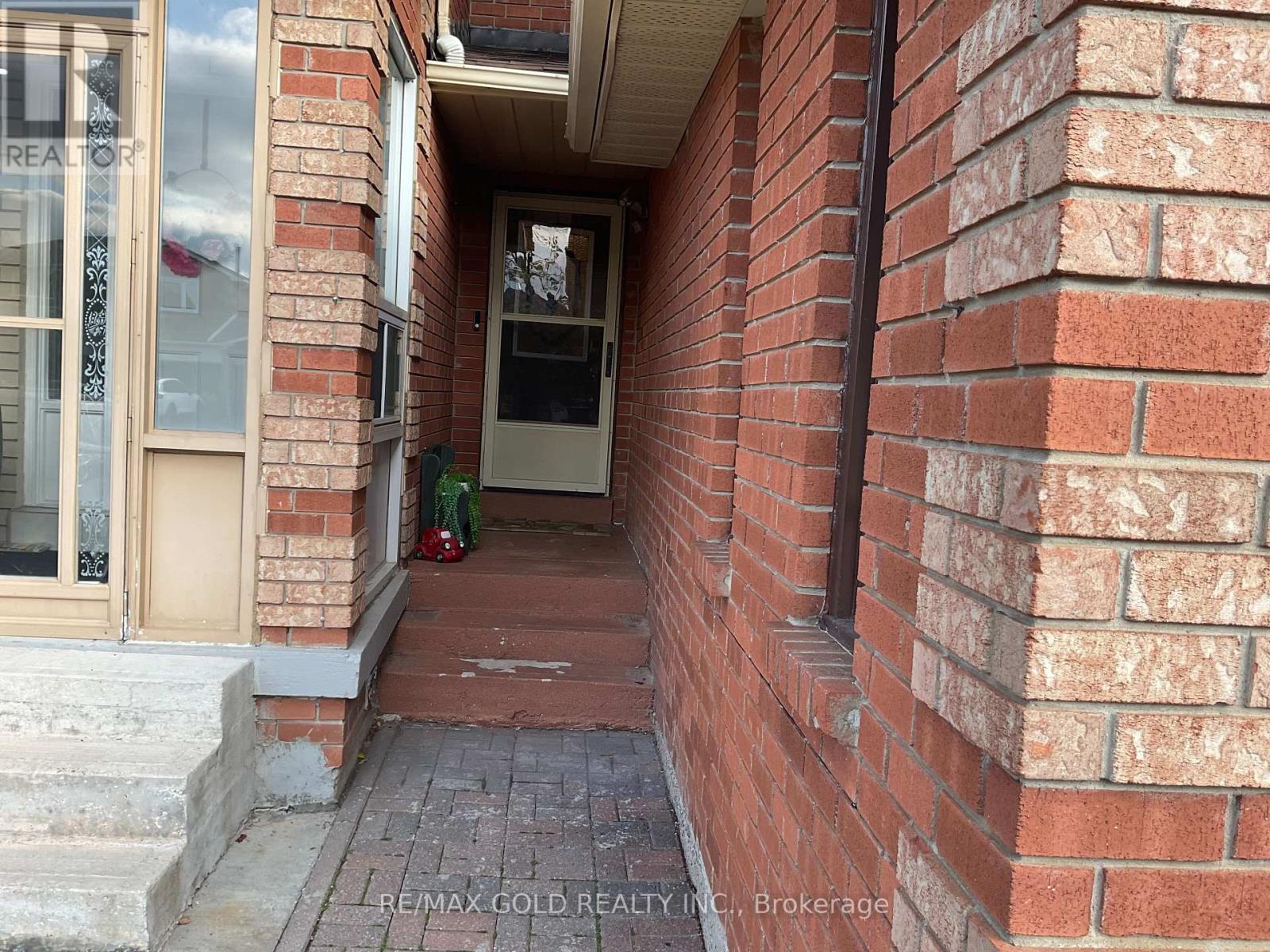 16 Woodsend Run Road, Brampton, Ontario  L6Y 4G8 - Photo 3 - W12496020