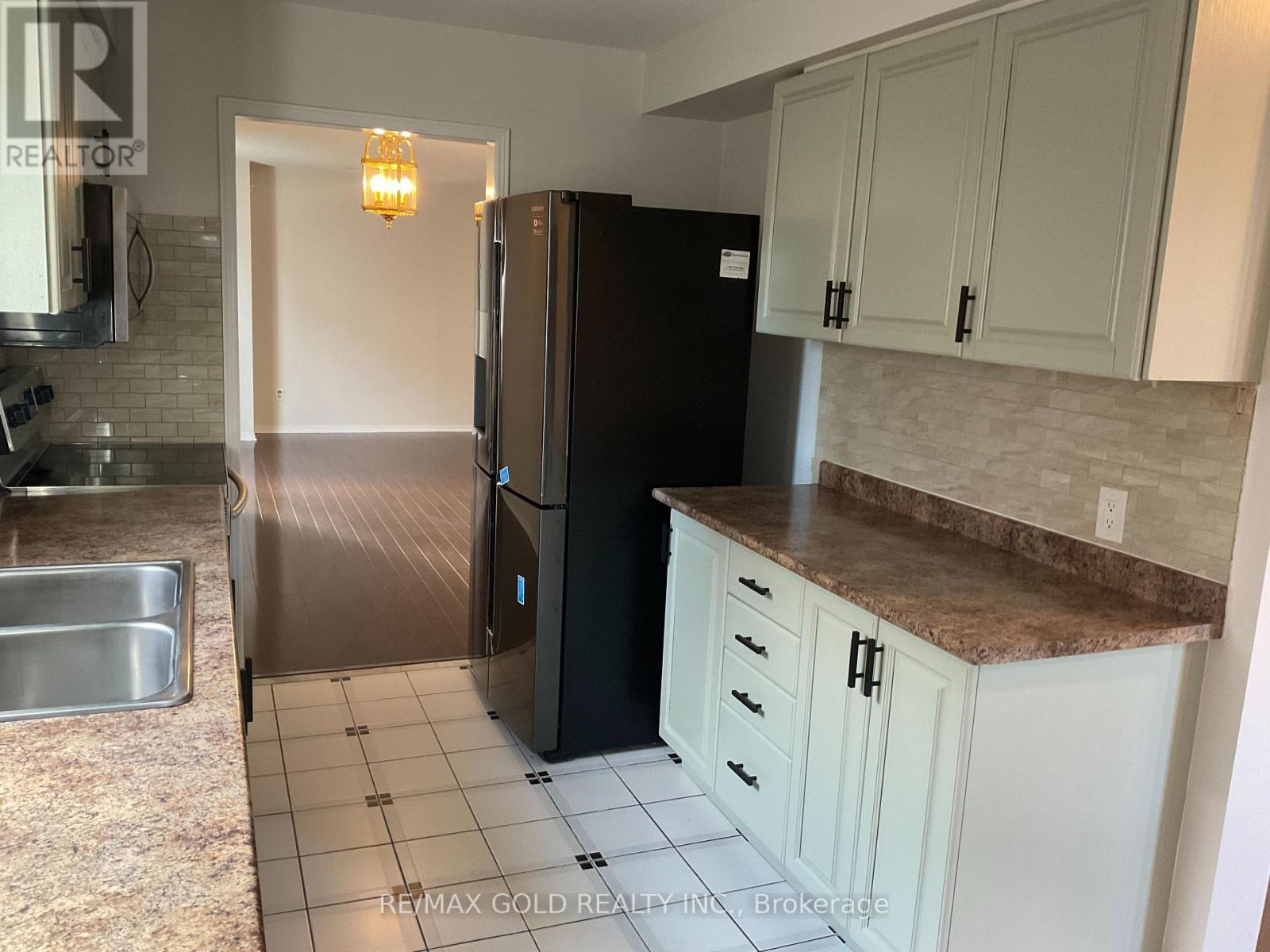 16 Woodsend Run Road, Brampton, Ontario  L6Y 4G8 - Photo 10 - W12496020