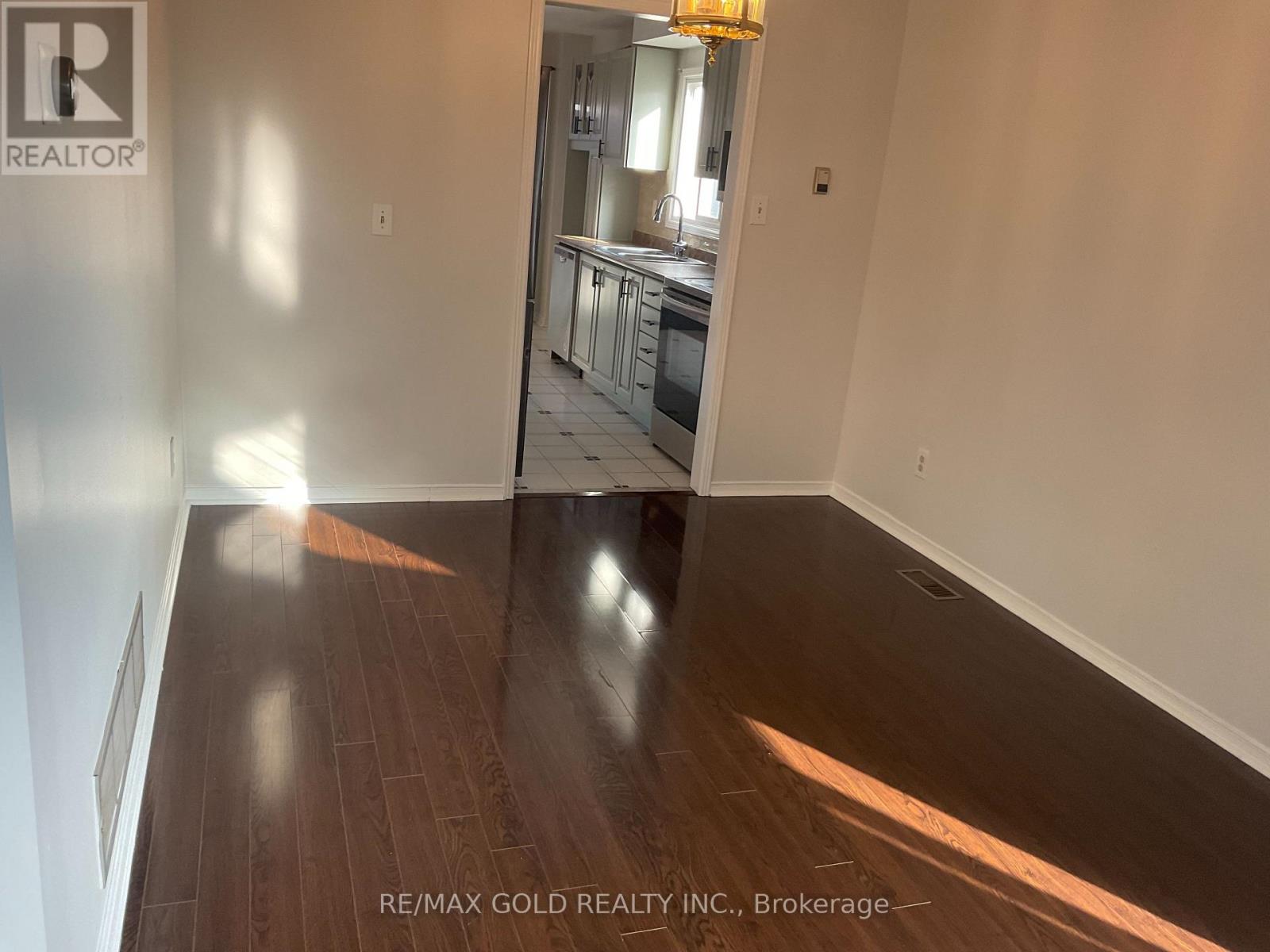 16 Woodsend Run Road, Brampton, Ontario  L6Y 4G8 - Photo 11 - W12496020