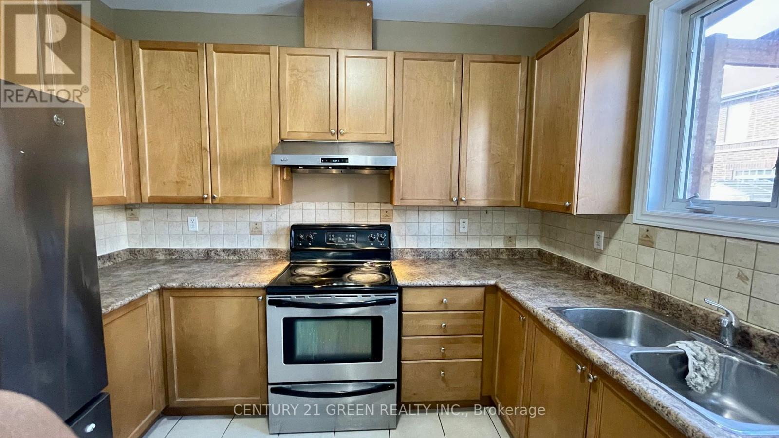 Upper - 6 Vincent Street, Brampton, Ontario  L6R 0H2 - Photo 13 - W12501394