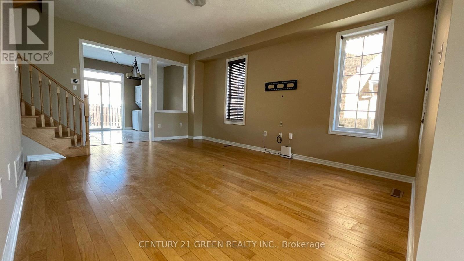 Upper - 6 Vincent Street, Brampton, Ontario  L6R 0H2 - Photo 4 - W12501394