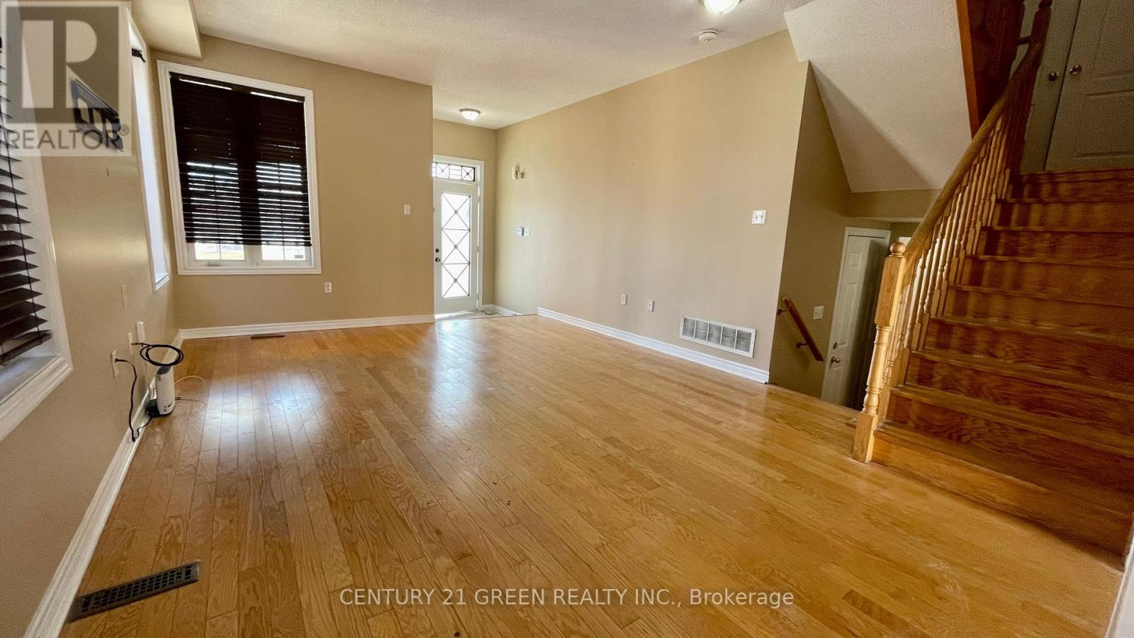 Upper - 6 Vincent Street, Brampton, Ontario  L6R 0H2 - Photo 5 - W12501394