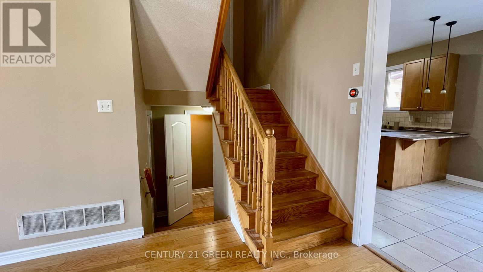 Upper - 6 Vincent Street, Brampton, Ontario  L6R 0H2 - Photo 6 - W12501394