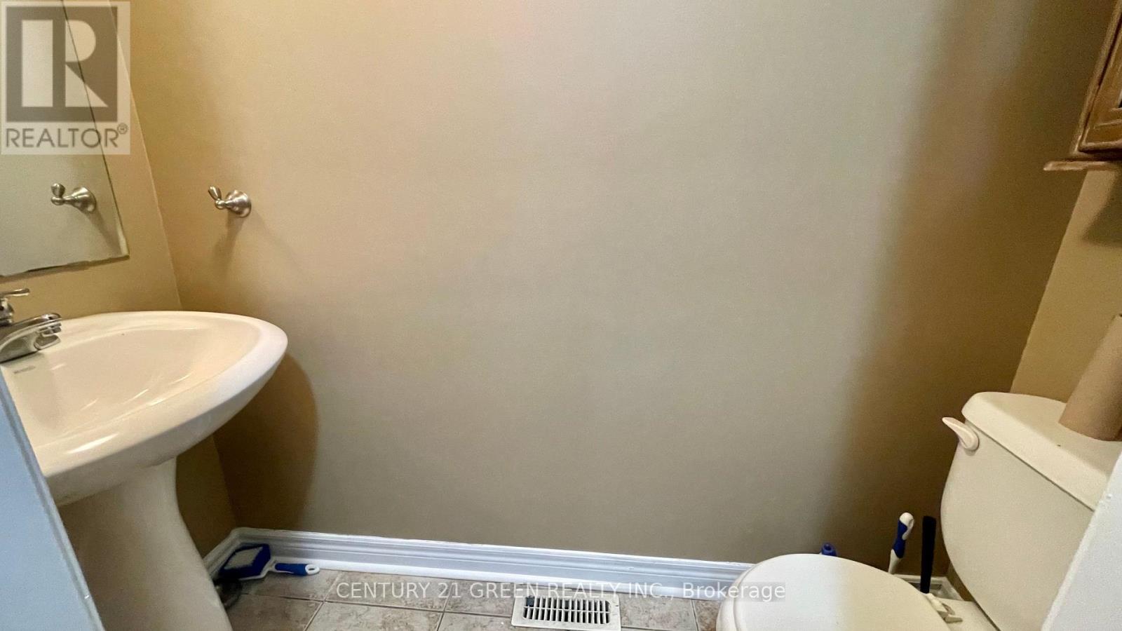 Upper - 6 Vincent Street, Brampton, Ontario  L6R 0H2 - Photo 7 - W12501394