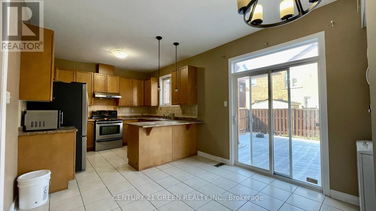 Upper - 6 Vincent Street, Brampton, Ontario  L6R 0H2 - Photo 8 - W12501394