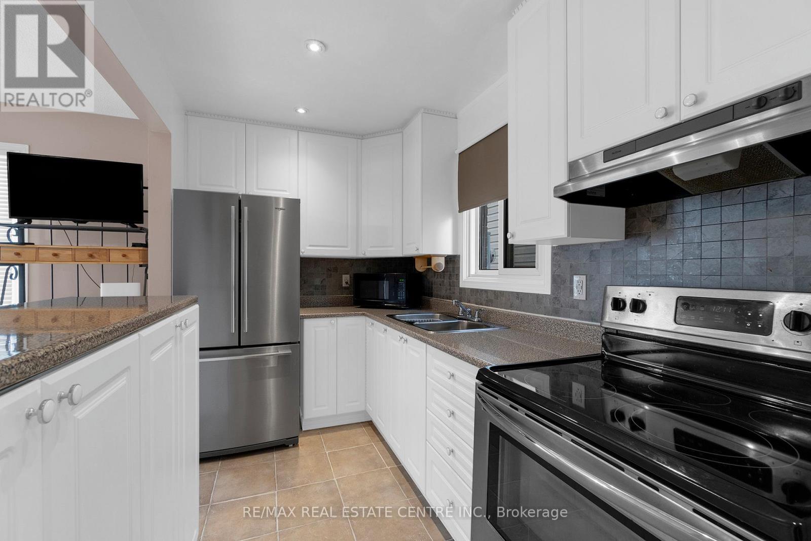 5 Hawkins Court, Brampton (Central Park), Ontario  L6S 2N7 - Photo 10 - W12501414