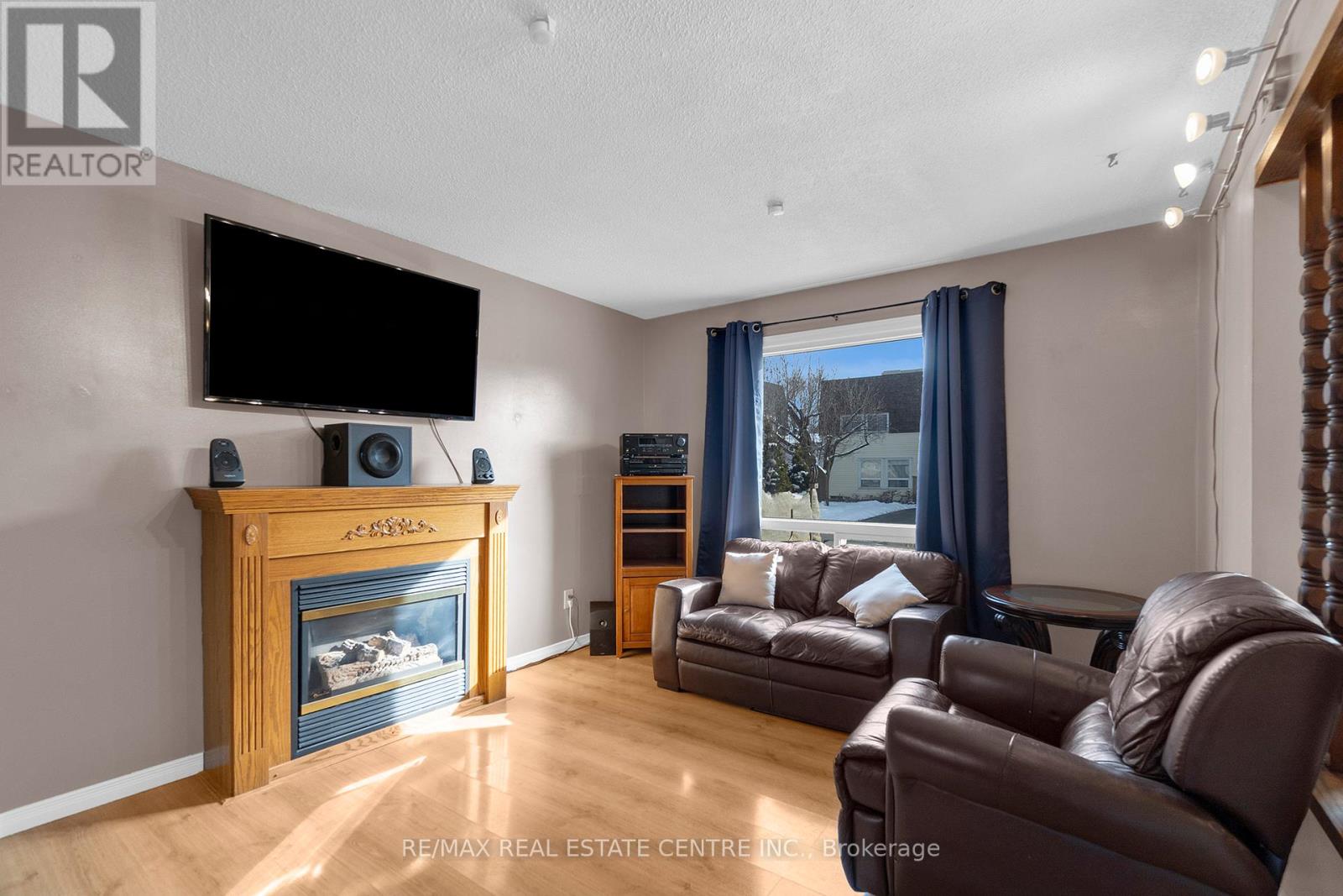 5 Hawkins Court, Brampton (Central Park), Ontario  L6S 2N7 - Photo 2 - W12501414