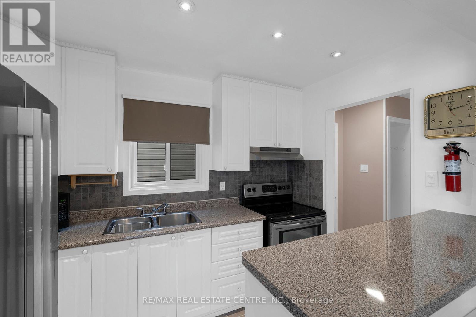 5 Hawkins Court, Brampton (Central Park), Ontario  L6S 2N7 - Photo 9 - W12501414