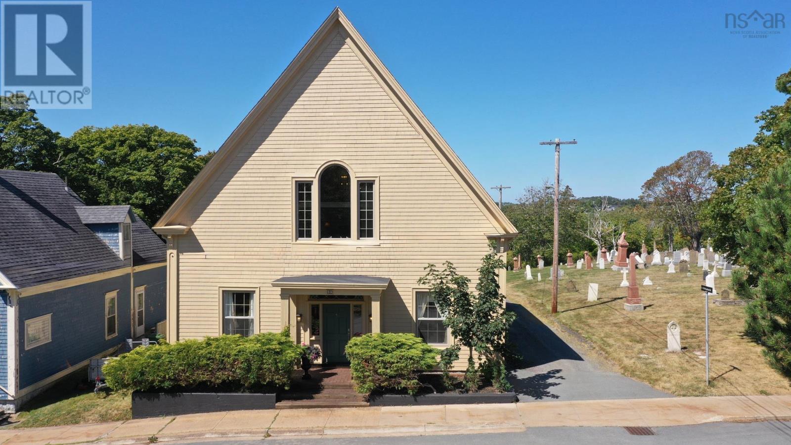 47 Kaulbach Street, Lunenburg, Nova Scotia  B0J 2C0 - Photo 2 - 202522283