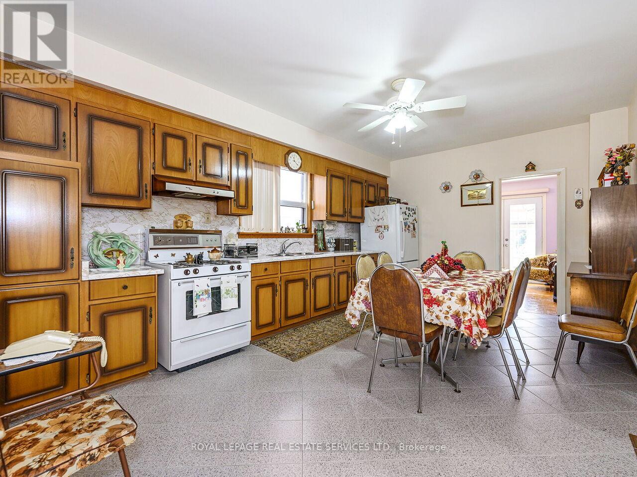 94 Montrose Avenue, Toronto, Ontario  M6J 2T7 - Photo 11 - C12501516