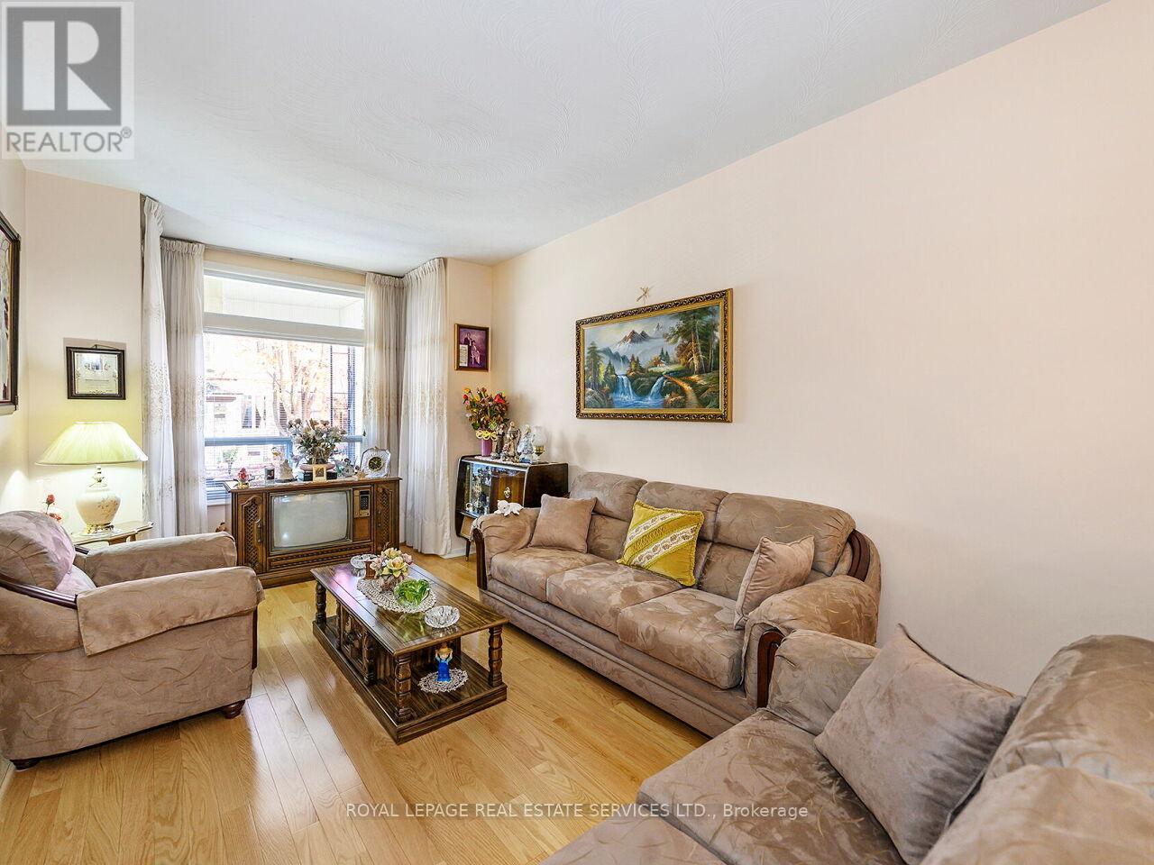 94 Montrose Avenue, Toronto, Ontario  M6J 2T7 - Photo 8 - C12501516