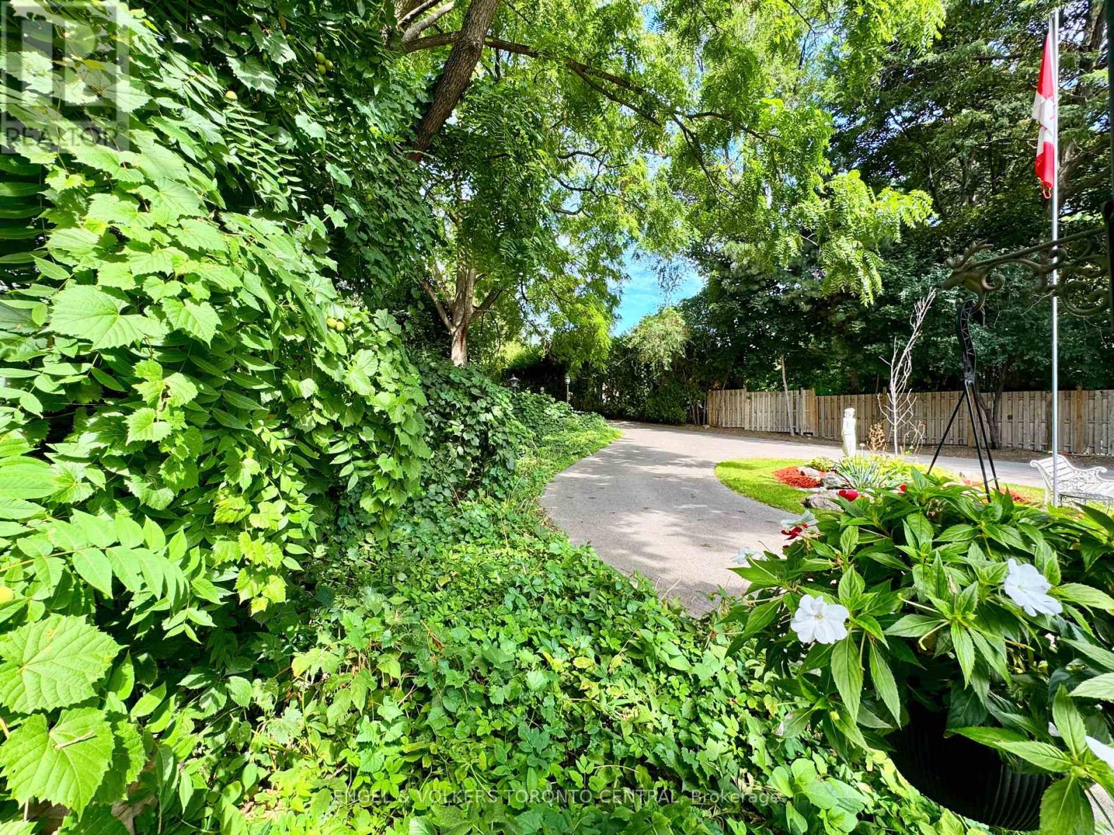 85 Yorkleigh Avenue, Toronto, Ontario  M9P 1Y3 - Photo 10 - W12399863