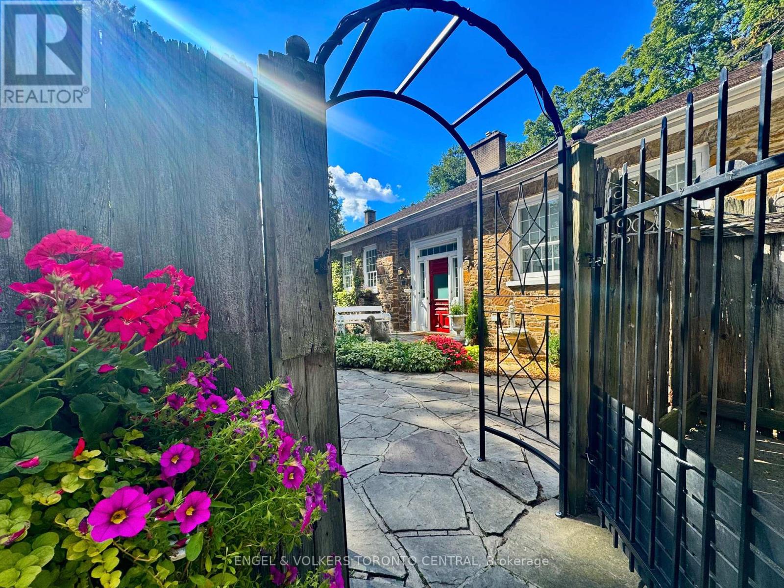 85 Yorkleigh Avenue, Toronto, Ontario  M9P 1Y3 - Photo 12 - W12399863