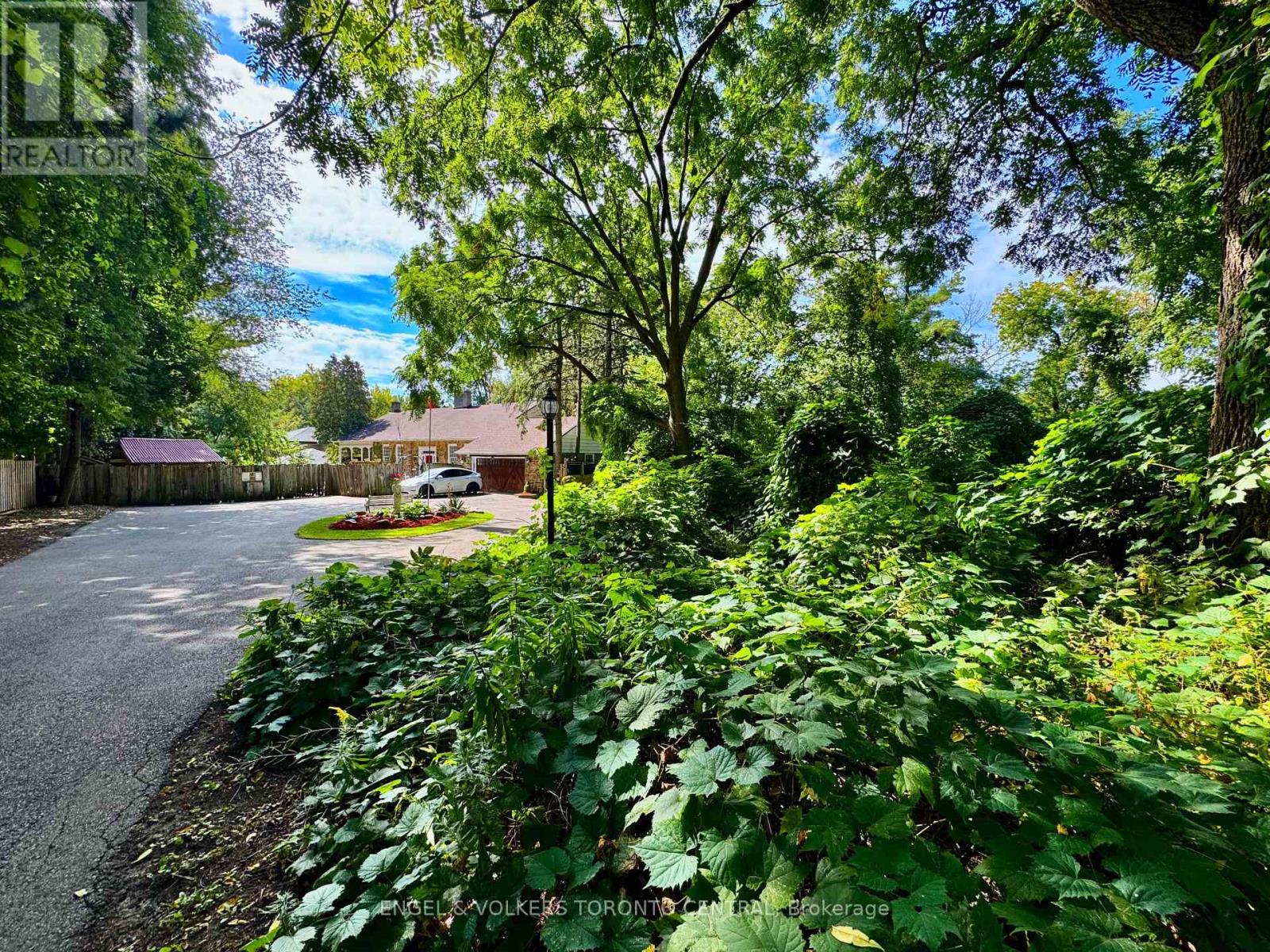 85 Yorkleigh Avenue, Toronto, Ontario  M9P 1Y3 - Photo 11 - W12399863