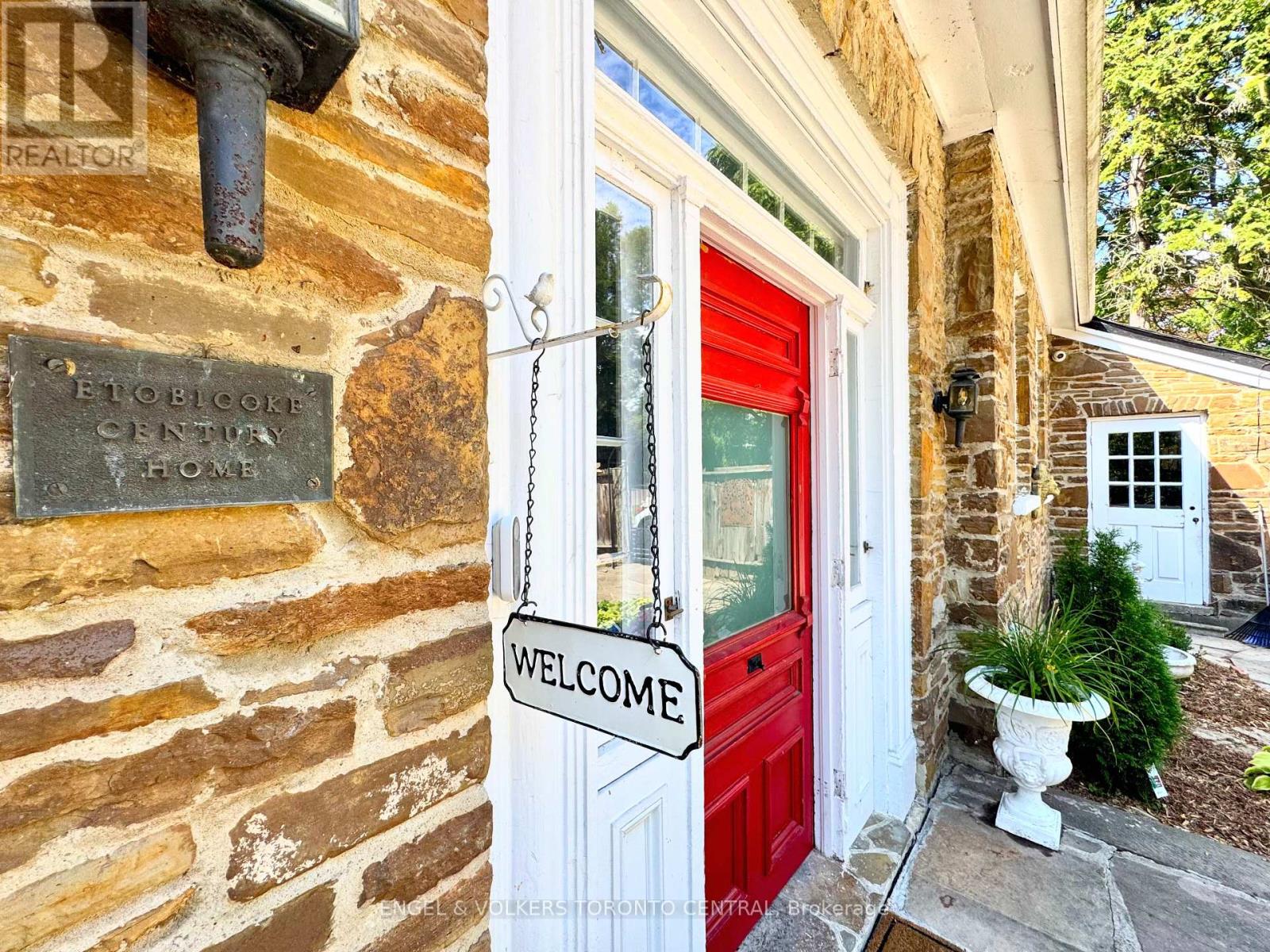 85 Yorkleigh Avenue, Toronto, Ontario  M9P 1Y3 - Photo 3 - W12399863