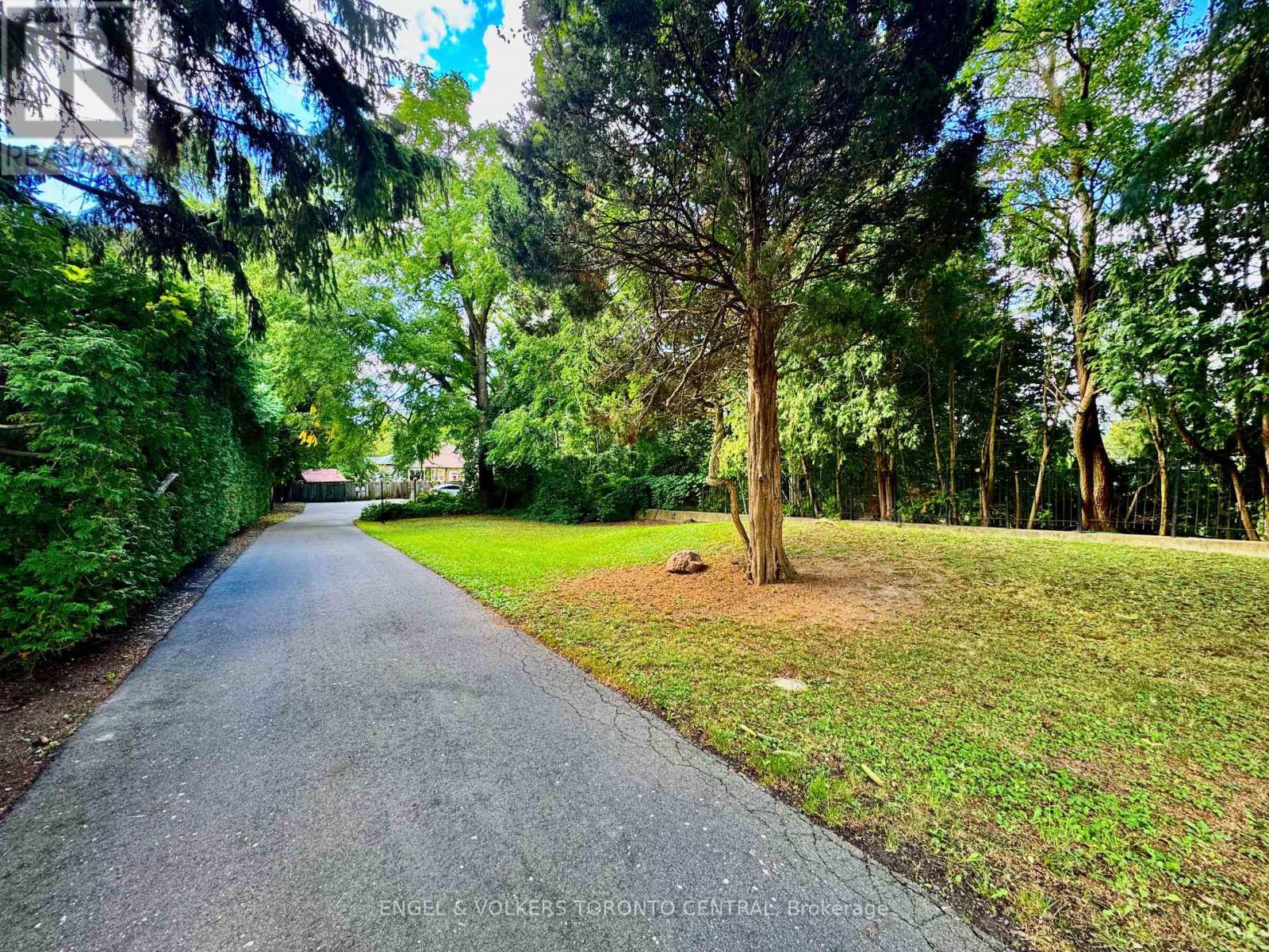 85 Yorkleigh Avenue, Toronto, Ontario  M9P 1Y3 - Photo 5 - W12399863