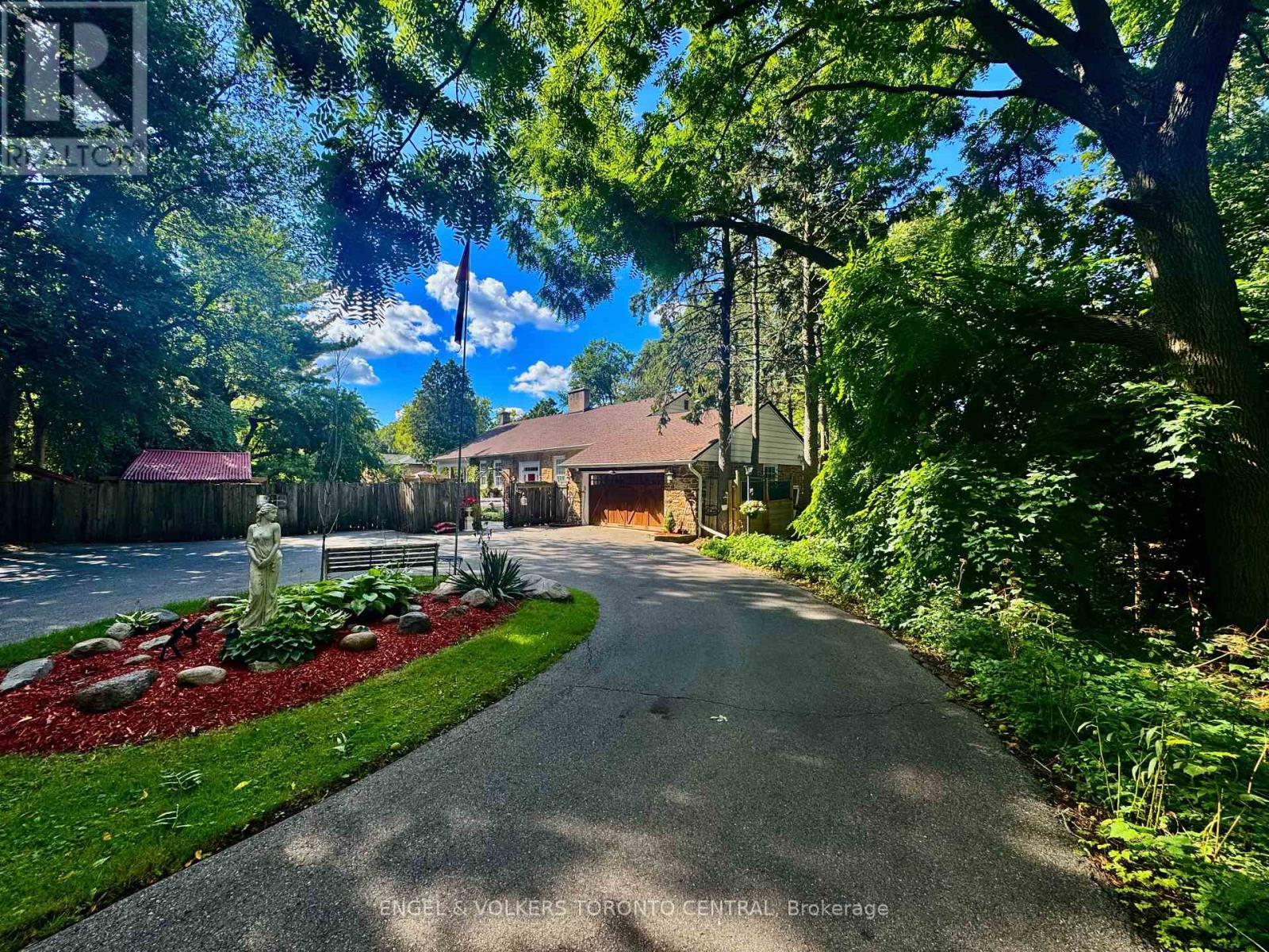 85 Yorkleigh Avenue, Toronto, Ontario  M9P 1Y3 - Photo 9 - W12399863