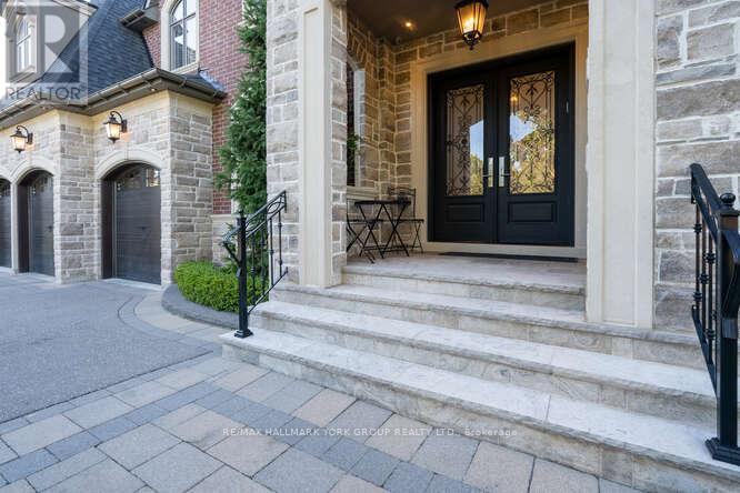 82 Elizabeth Grove, King, Ontario  L7B 1H6 - Photo 4 - N12501476