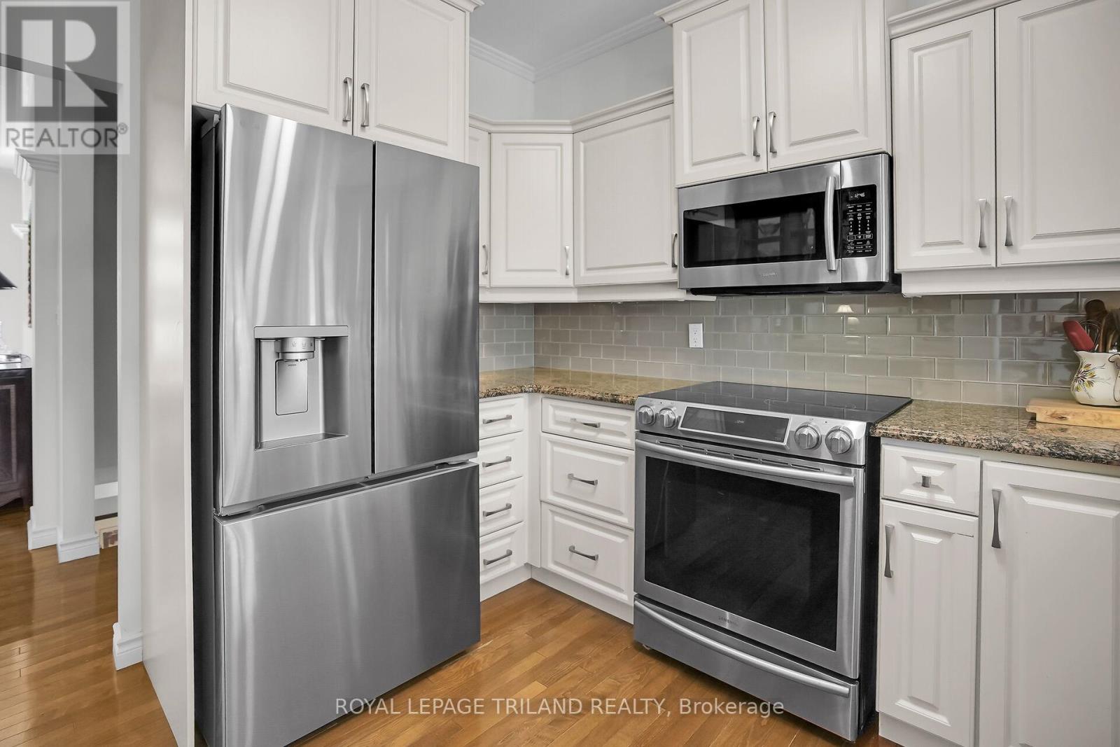 26 Butternut Lane, London South, Ontario  N6K 4J4 - Photo 12 - X12501564