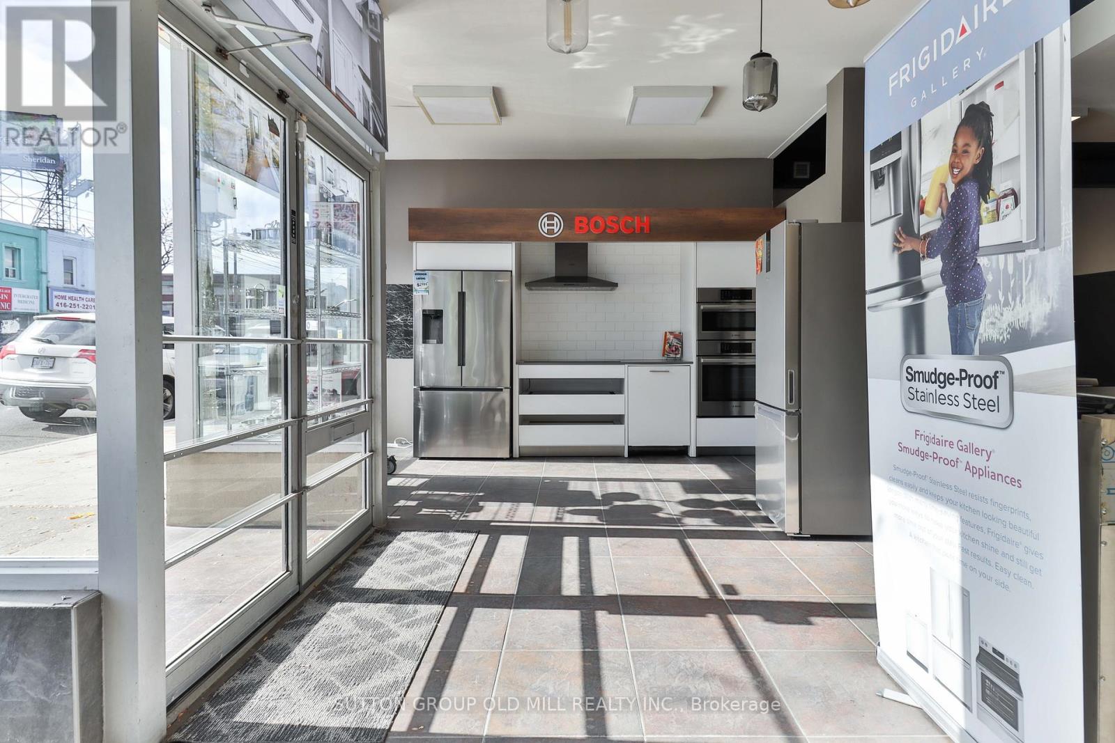 2882 Lake Shore Boulevard W, Toronto (New Toronto), Ontario  M8Y 1K4 - Photo 4 - W12501478