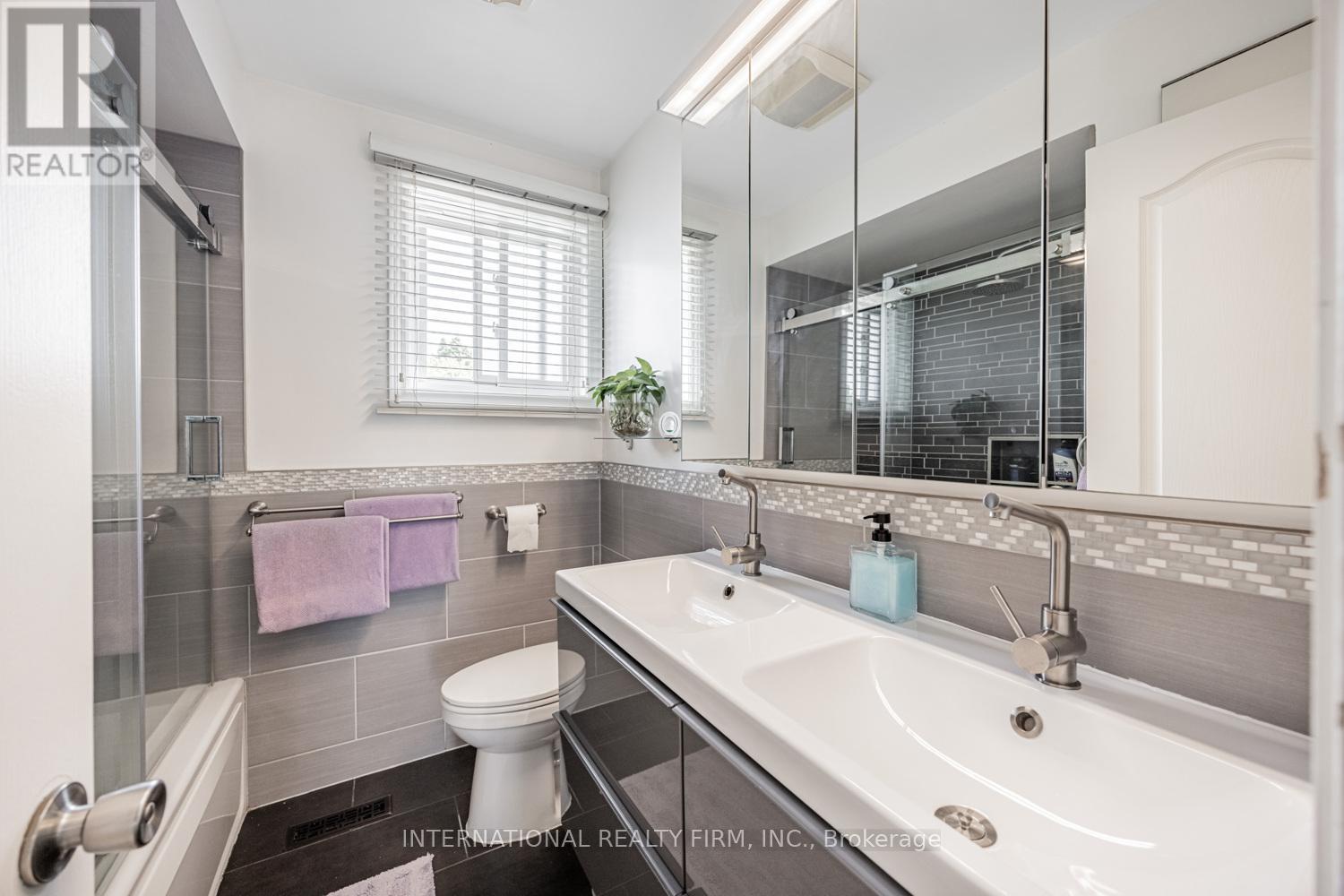 49 Lapp Street, Toronto (Rockcliffe-Smythe), Ontario  M6N 3W5 - Photo 20 - W12501520