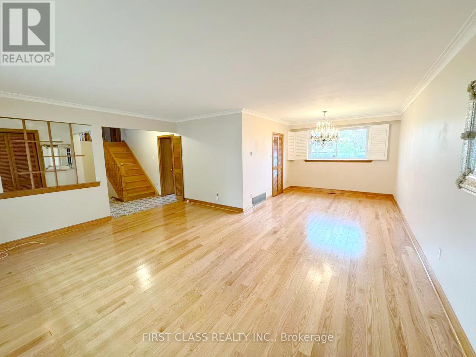 Upper Unit - 3277 Cardross Road, Mississauga, Ontario  L4X 2N4 - Photo 11 - W12458738