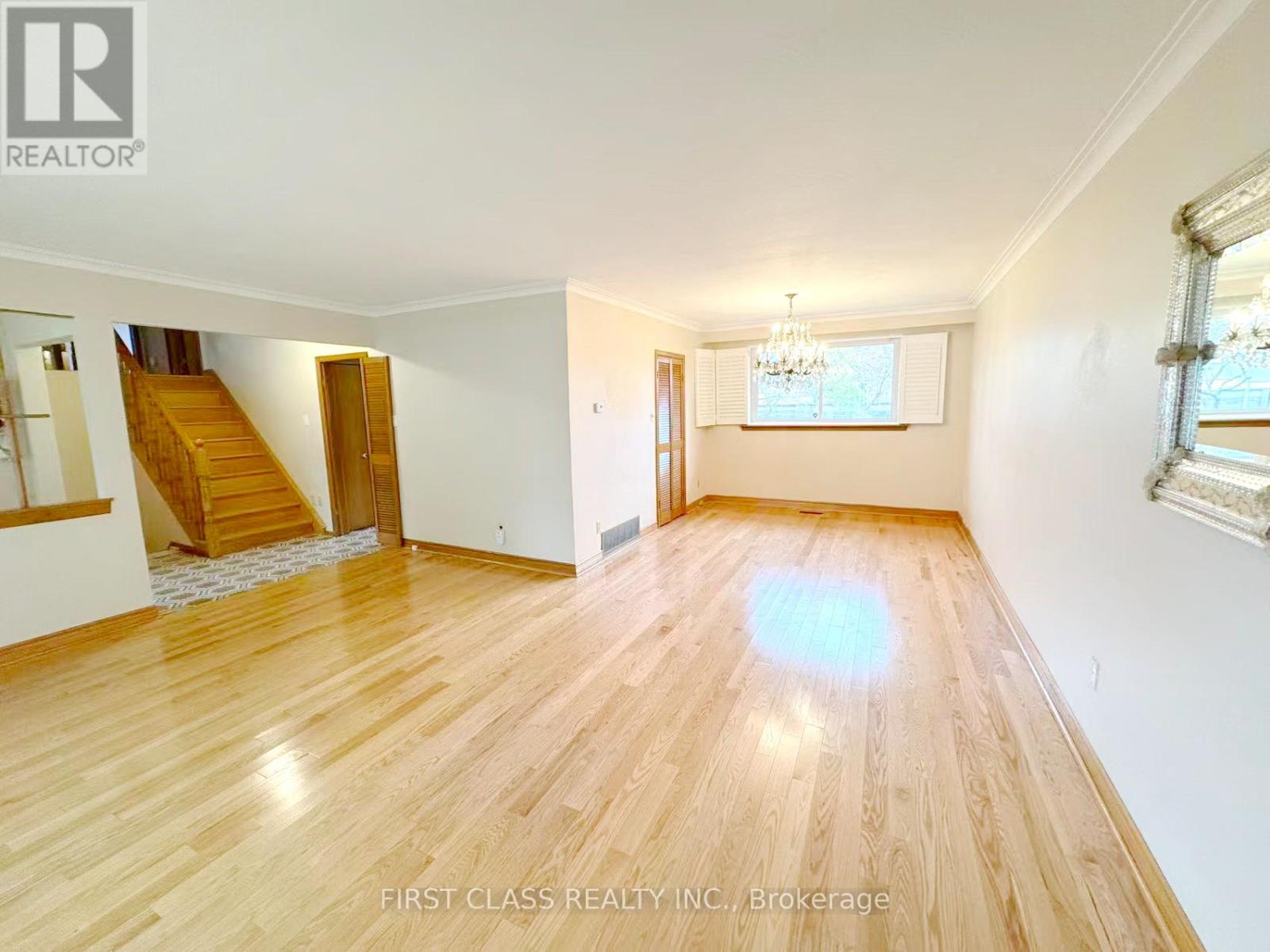Upper Unit - 3277 Cardross Road, Mississauga, Ontario  L4X 2N4 - Photo 12 - W12458738