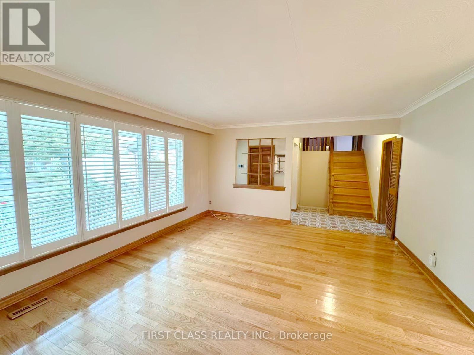 Upper Unit - 3277 Cardross Road, Mississauga, Ontario  L4X 2N4 - Photo 13 - W12458738