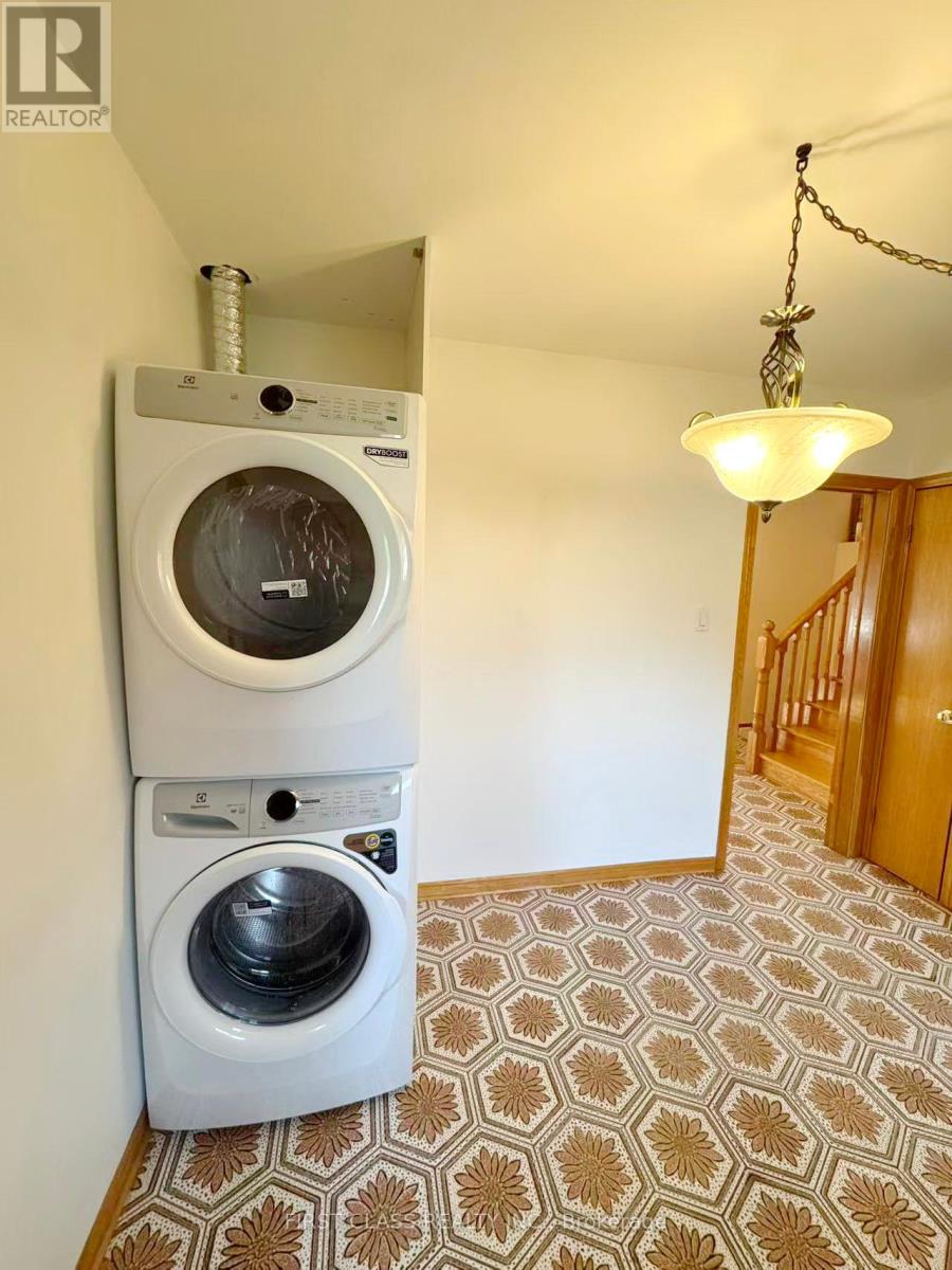 Upper Unit - 3277 Cardross Road, Mississauga, Ontario  L4X 2N4 - Photo 16 - W12458738