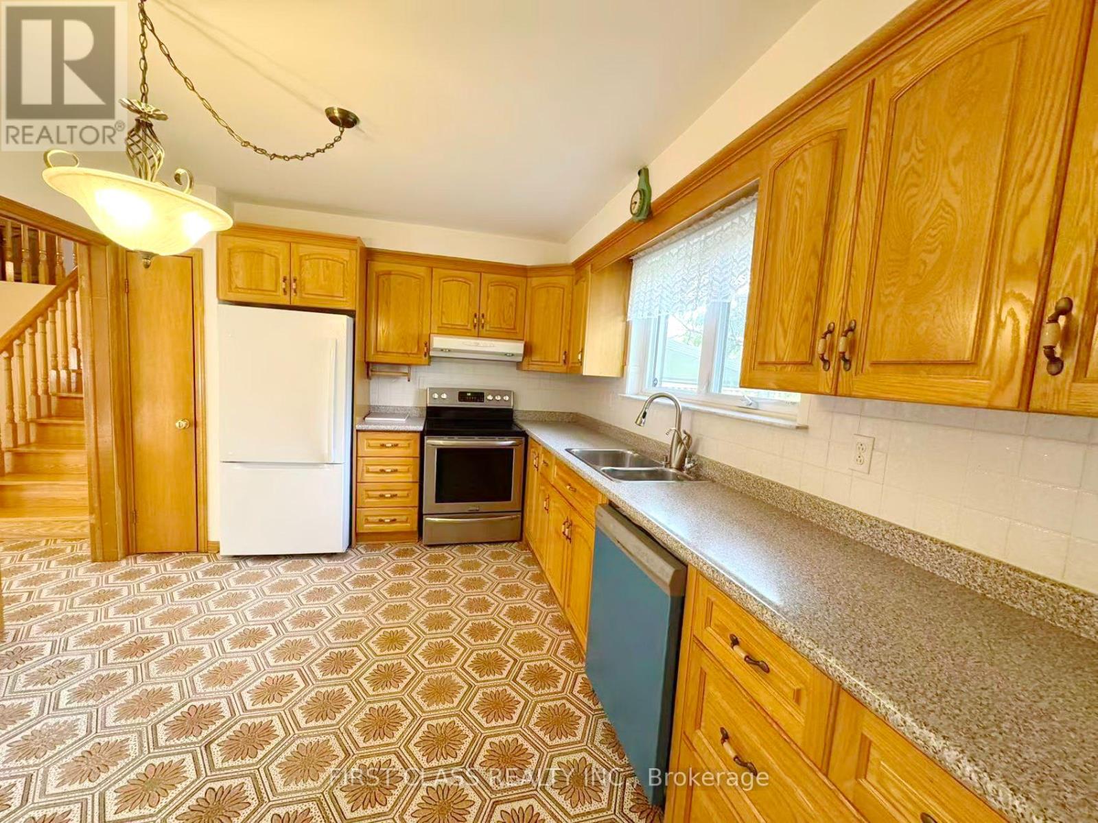 Upper Unit - 3277 Cardross Road, Mississauga, Ontario  L4X 2N4 - Photo 15 - W12458738