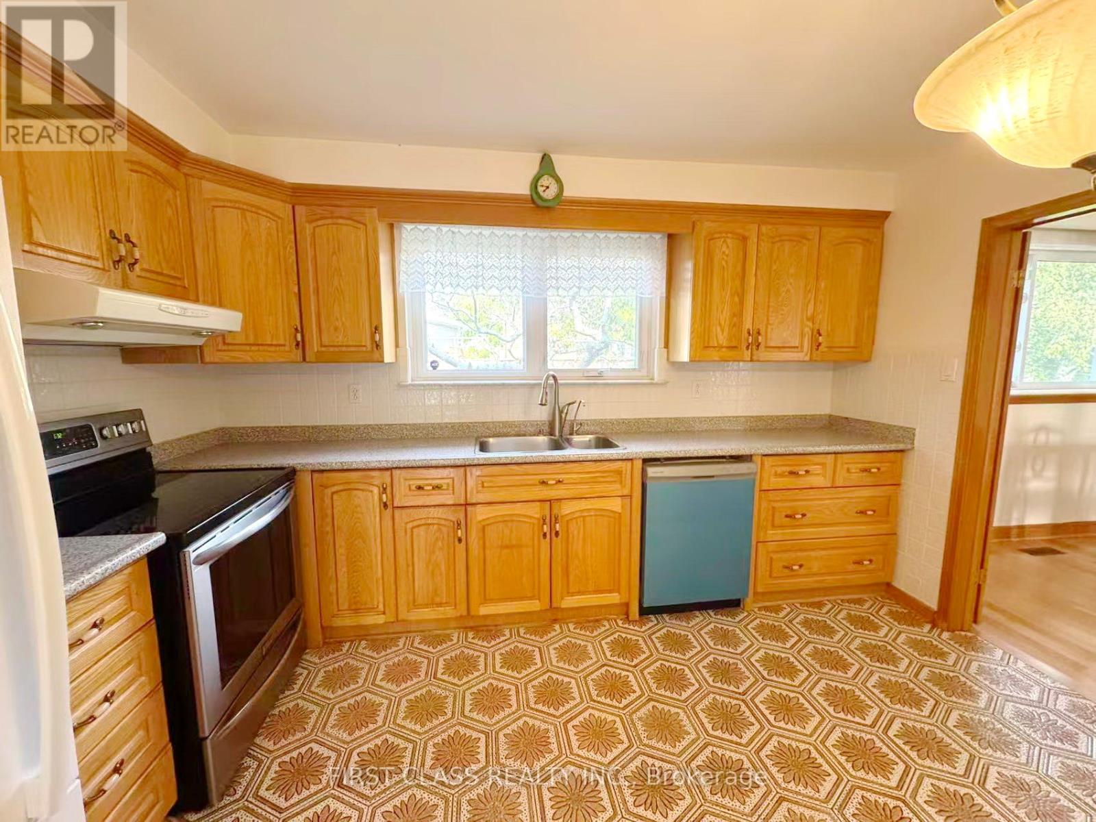 Upper Unit - 3277 Cardross Road, Mississauga, Ontario  L4X 2N4 - Photo 18 - W12458738