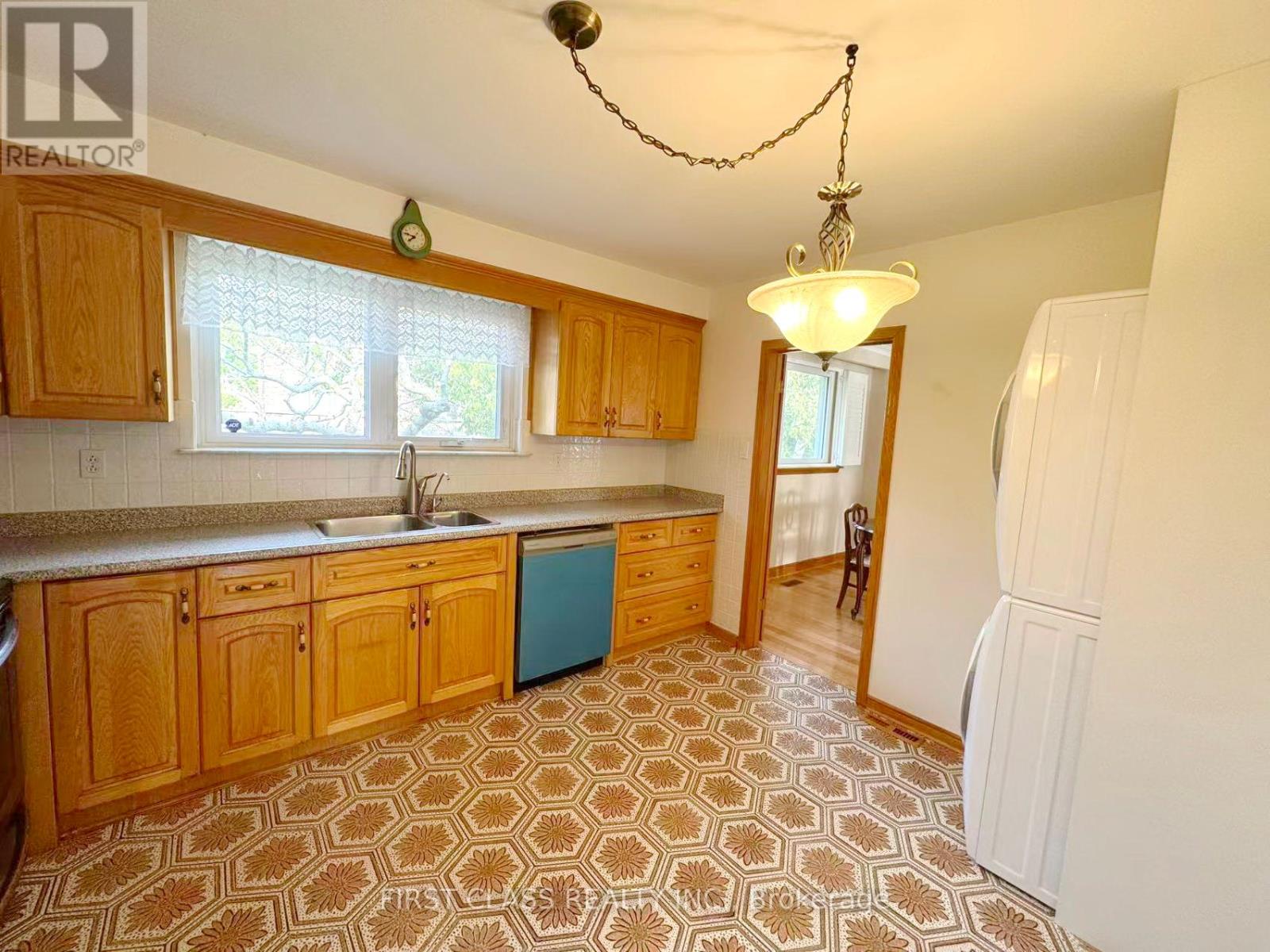 Upper Unit - 3277 Cardross Road, Mississauga, Ontario  L4X 2N4 - Photo 19 - W12458738