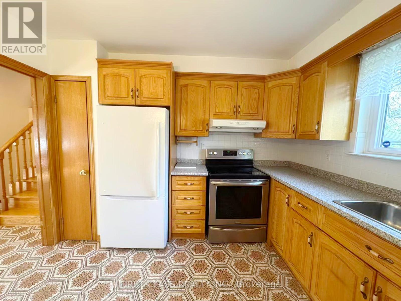 Upper Unit - 3277 Cardross Road, Mississauga, Ontario  L4X 2N4 - Photo 17 - W12458738