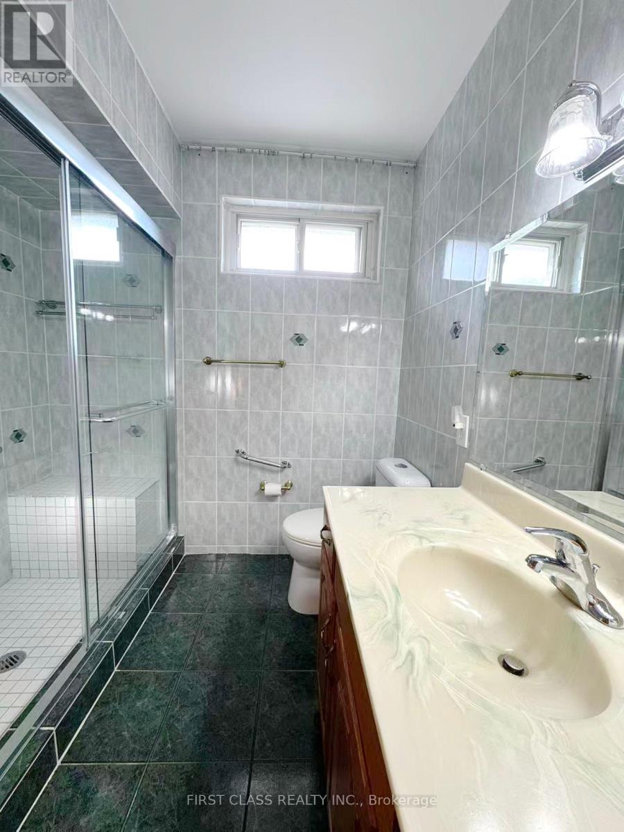 Upper Unit - 3277 Cardross Road, Mississauga, Ontario  L4X 2N4 - Photo 23 - W12458738