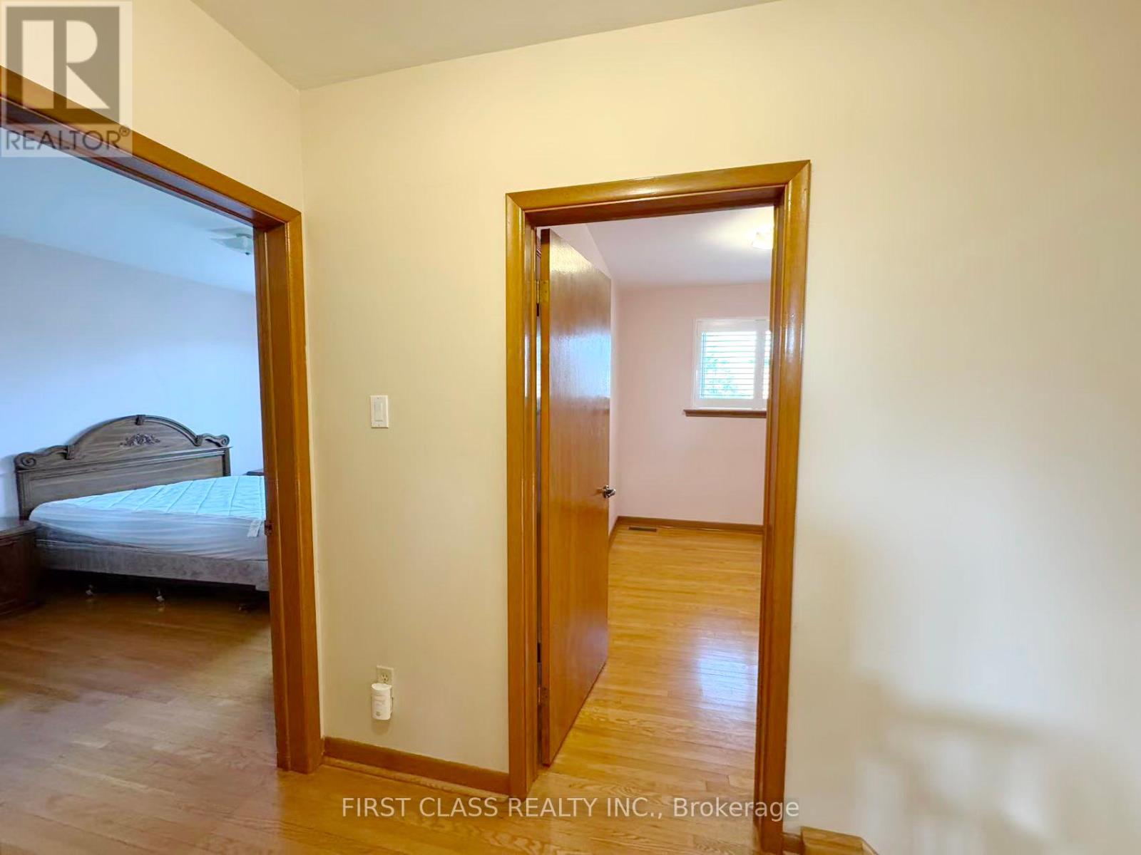 Upper Unit - 3277 Cardross Road, Mississauga, Ontario  L4X 2N4 - Photo 25 - W12458738