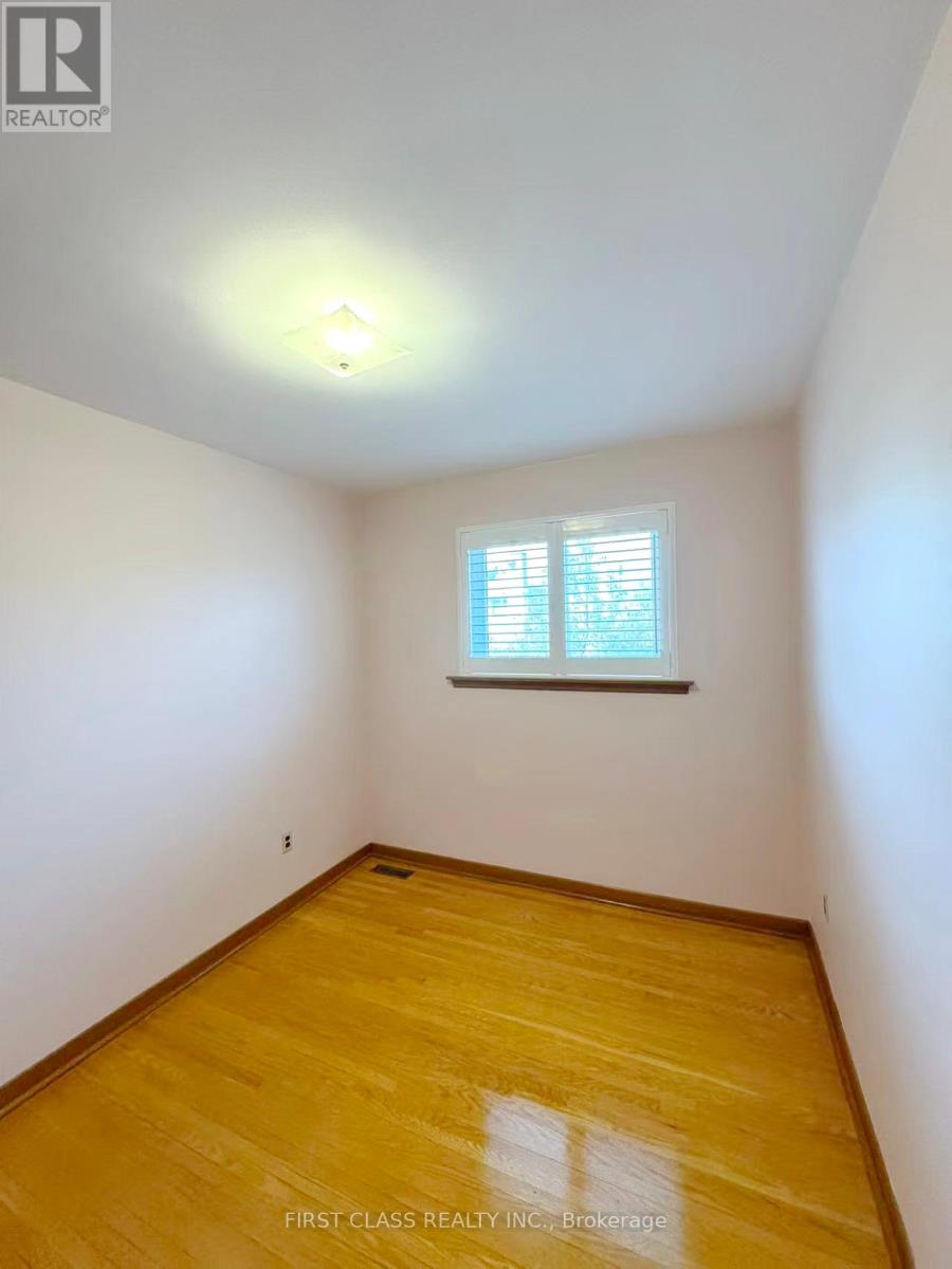 Upper Unit - 3277 Cardross Road, Mississauga, Ontario  L4X 2N4 - Photo 28 - W12458738