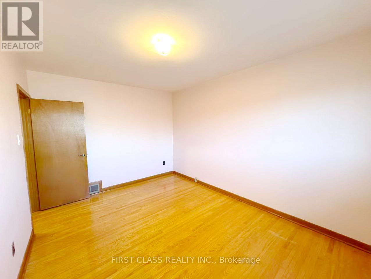 Upper Unit - 3277 Cardross Road, Mississauga, Ontario  L4X 2N4 - Photo 31 - W12458738