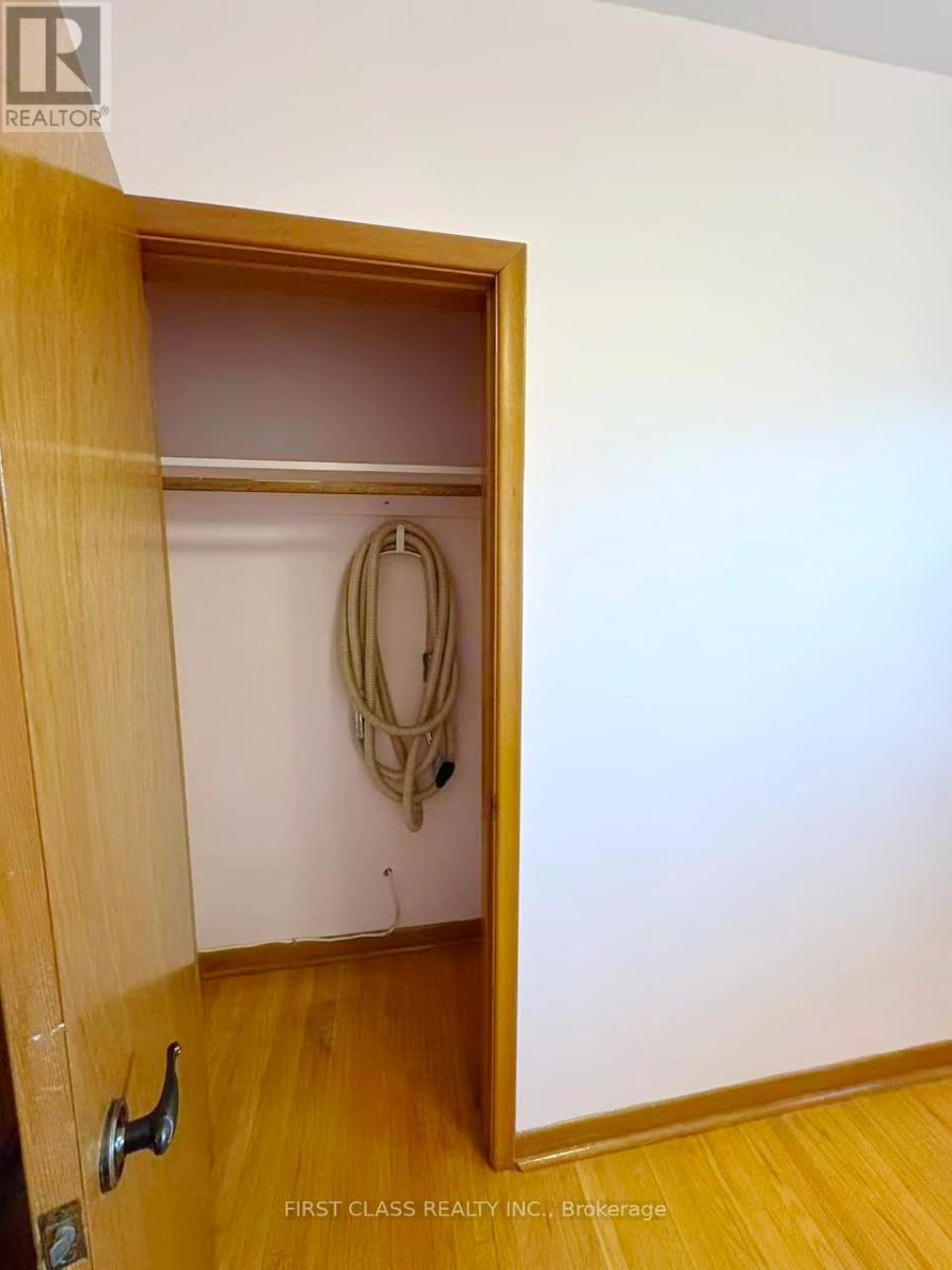 Upper Unit - 3277 Cardross Road, Mississauga, Ontario  L4X 2N4 - Photo 27 - W12458738