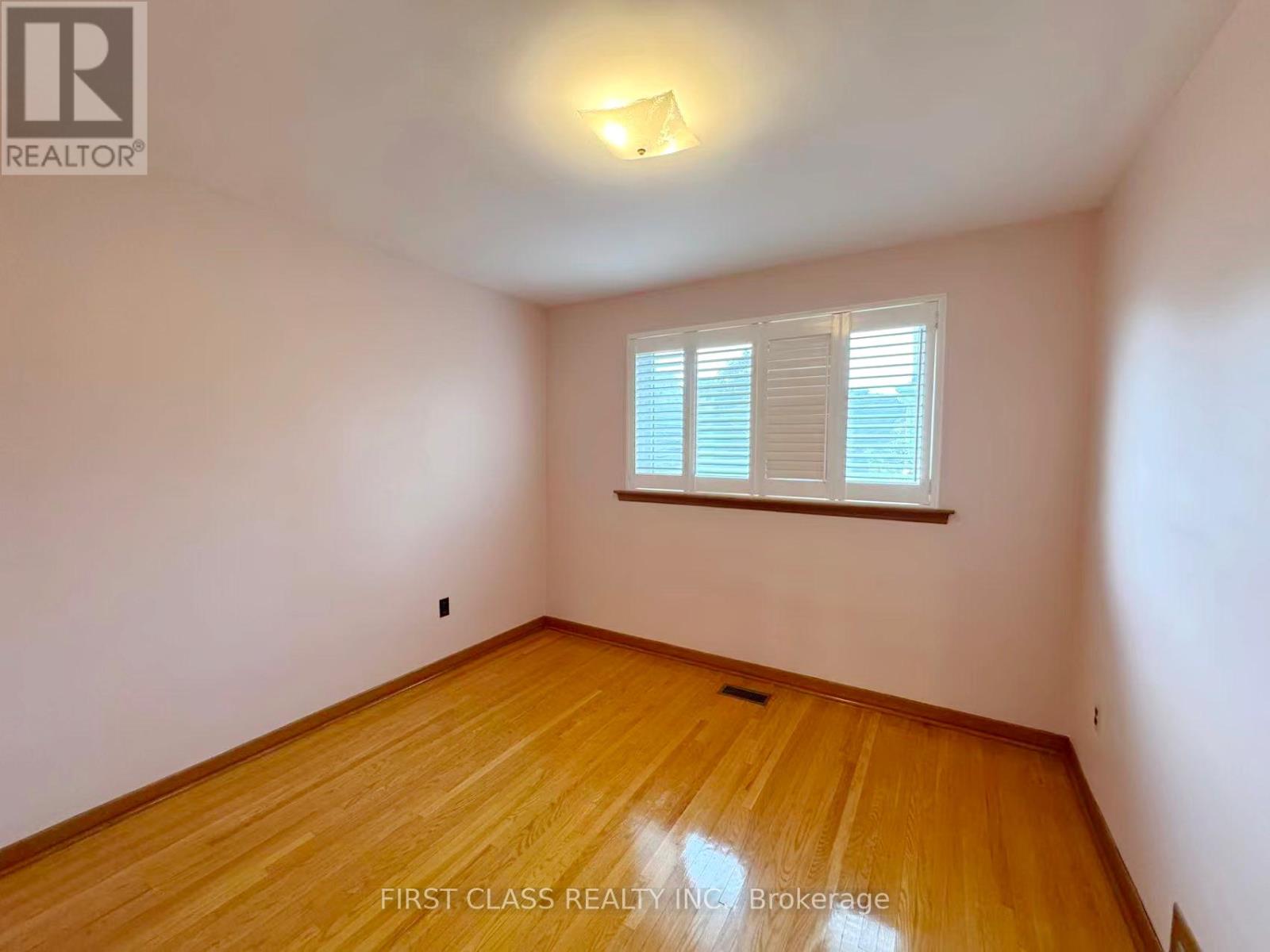 Upper Unit - 3277 Cardross Road, Mississauga, Ontario  L4X 2N4 - Photo 35 - W12458738