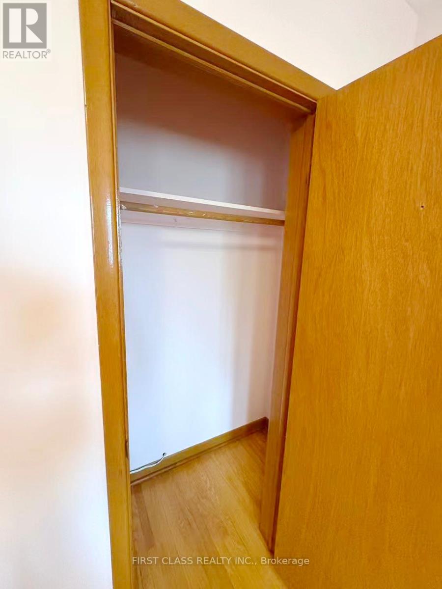 Upper Unit - 3277 Cardross Road, Mississauga, Ontario  L4X 2N4 - Photo 37 - W12458738