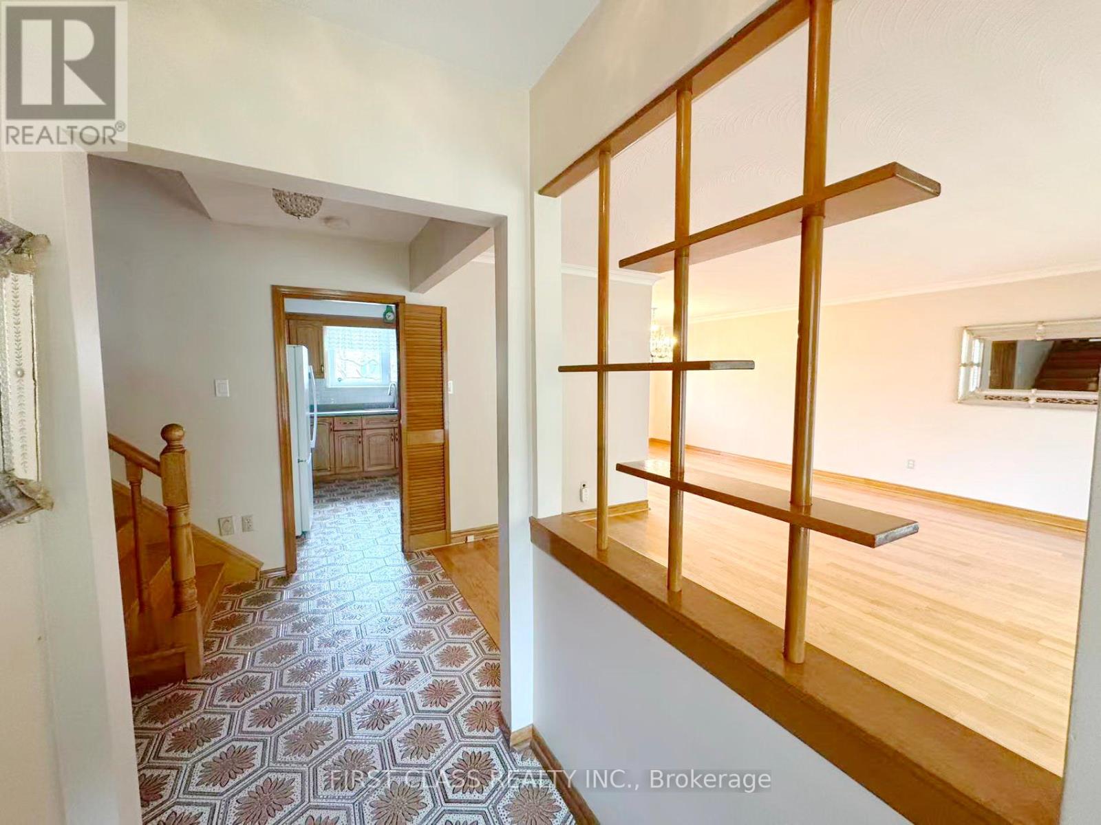 Upper Unit - 3277 Cardross Road, Mississauga, Ontario  L4X 2N4 - Photo 6 - W12458738