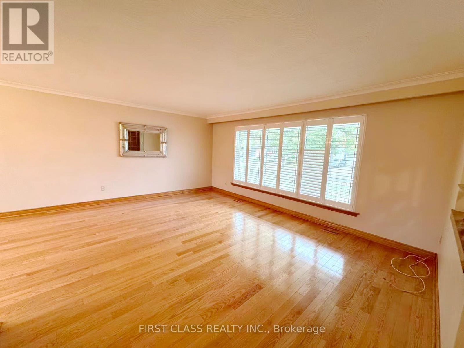 Upper Unit - 3277 Cardross Road, Mississauga, Ontario  L4X 2N4 - Photo 8 - W12458738